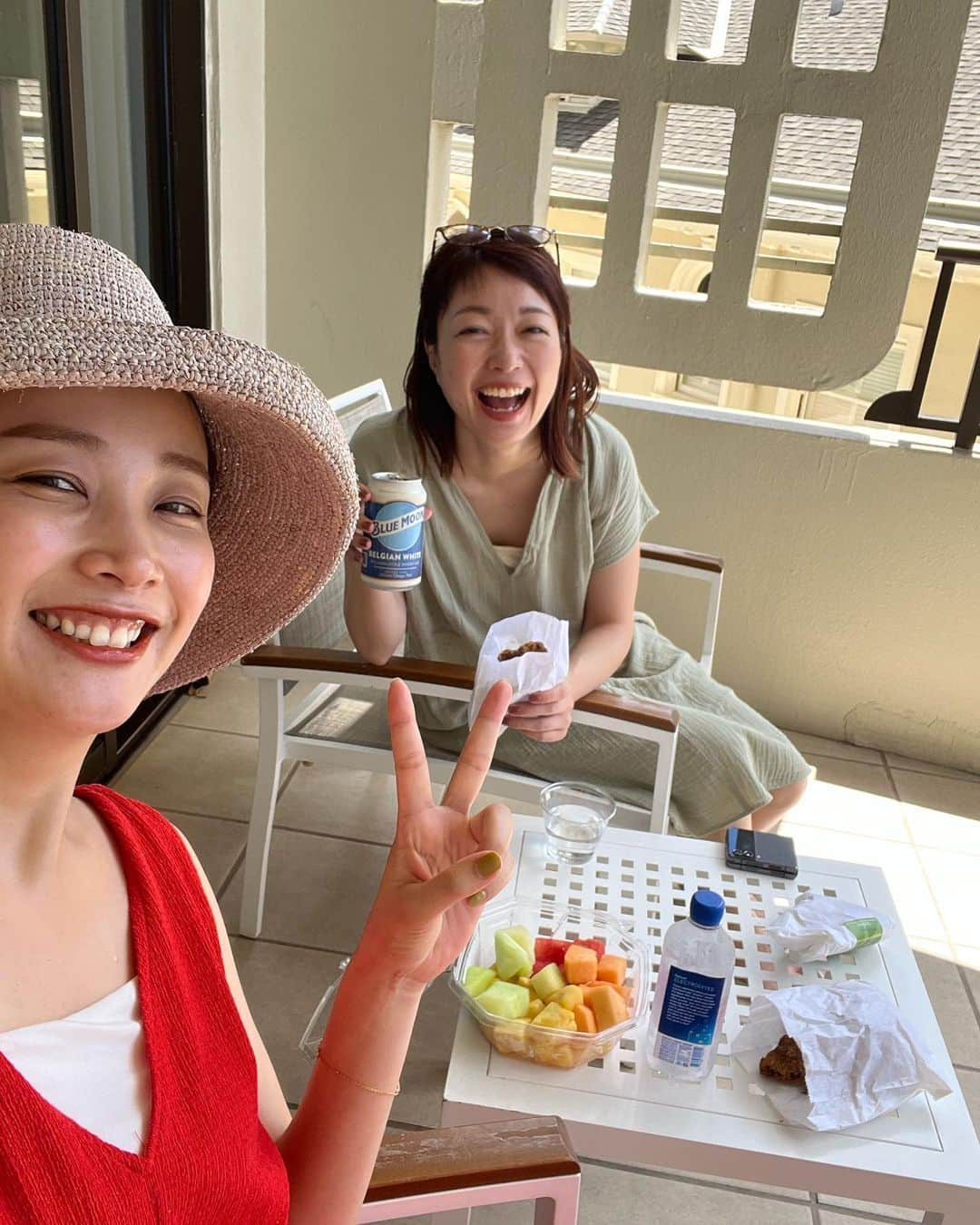 中上真亜子さんのインスタグラム写真 - (中上真亜子Instagram)「ハワイ最高だあ🥹🌴！ ずーーーっとハワイ最高だね 毎年ハワイに来たいね ハワイ住みたいねって話してる🌈  予定なんて１つも決めてなかったから 起きて食べたいもの食べて 部屋に戻って寝て  またお出かけして 好きなものを飲んでっていう  もう欲に従った日々を送ってるよ☺️🌻  そして2人でお互いに定期的に褒め合ってるから 自己肯定感爆上がりしてて 今すごい生意気だと思う😌🫶  そしてDMがたくさん来てたので 洋服や帽子はタグ付けしてるよ👒(前ので申し訳ない🥹 あとウニのパスタやお肉はアランチーノだよ🍝！  #今日は朝4時に小雪さんは飲み始めて #いまこちら夜中の3時なのですがちょっとだけと言って冷蔵庫を開け始めてました #欲望のままに自分を大切に #帰りたくなくなるもんだなぁとたった今おっしゃってます #というわけで完全復活ですご心配おかけしました☺️🫶」7月31日 22時30分 - maako_nakagami