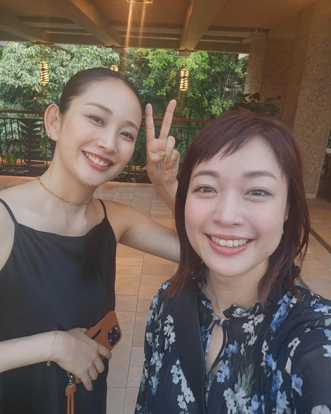 中上真亜子のインスタグラム：「ハワイ最高だあ🥹🌴！ ずーーーっとハワイ最高だね 毎年ハワイに来たいね ハワイ住みたいねって話してる🌈  予定なんて１つも決めてなかったから 起きて食べたいもの食べて 部屋に戻って寝て  またお出かけして 好きなものを飲んでっていう  もう欲に従った日々を送ってるよ☺️🌻  そして2人でお互いに定期的に褒め合ってるから 自己肯定感爆上がりしてて 今すごい生意気だと思う😌🫶  そしてDMがたくさん来てたので 洋服や帽子はタグ付けしてるよ👒(前ので申し訳ない🥹 あとウニのパスタやお肉はアランチーノだよ🍝！  #今日は朝4時に小雪さんは飲み始めて #いまこちら夜中の3時なのですがちょっとだけと言って冷蔵庫を開け始めてました #欲望のままに自分を大切に #帰りたくなくなるもんだなぁとたった今おっしゃってます #というわけで完全復活ですご心配おかけしました☺️🫶」
