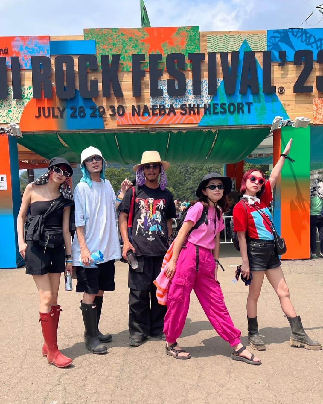 上田愛子のインスタグラム：「俺たちのフジロック3日目🔥🔥🔥  10年ぶりにきたフジロック❣️ まーじで楽しかった❣️完全燃焼❣️  踊って汗かいて食べてトイレ行って歩いて踊って汗かいて食べてトイレ行って歩いてまた踊っての繰り返しだったね😂  10年以上、レイブでぶっ倒れるまで飲んで 毎回死にかけていた私が生まれて初めて 「調整する」ということを覚えました！！  教えてくれてありがとういーちゃん！ ありがとうフジロック！！  愛子先生は 「調整する」ということを覚えました！！  過酷だからこそ 心から楽しむためには 体力と精神力と調整力が必要なんだね❣️  ビールを飲み過ぎないように お水をちゃんと飲んで塩分とって 頭と首には冷えタオル巻いて 汗かいたらギャツビーで拭いて (ゆーすけくんは顔拭いて痛くなってた😂)  無理しないで、でも思いっきりに❣️ 3日間ちゃんとめちゃくちゃに楽しんだ❣️  大好きな友達にたくさん会えて みんなで笑いながら踊って🤣 たまに感動して泣いて🥲  音楽って踊るって歌うって最高❣️  フジロックがどれだけ素晴らしいフェスか 3日間全力で楽しんで心から感じたよ🥹  フジロックにいる人みーんなが優しくて トイレも綺麗でみんな暑いなか譲り合って ゴミちゃんと分別して捨てて どこのフロアにいっても愛が溢れていた❤️❤️  あーたのしかったー❤️❤️  今日からまた仕事がんばって また来年も来れますように！！  ありがとうー❤️❤️❤️ @fujirock_jp  @_i.arisa_  @shinichiro_furusawa  @suketu0722  @tenkii   #フジロック #fujirock #fujirock2023」