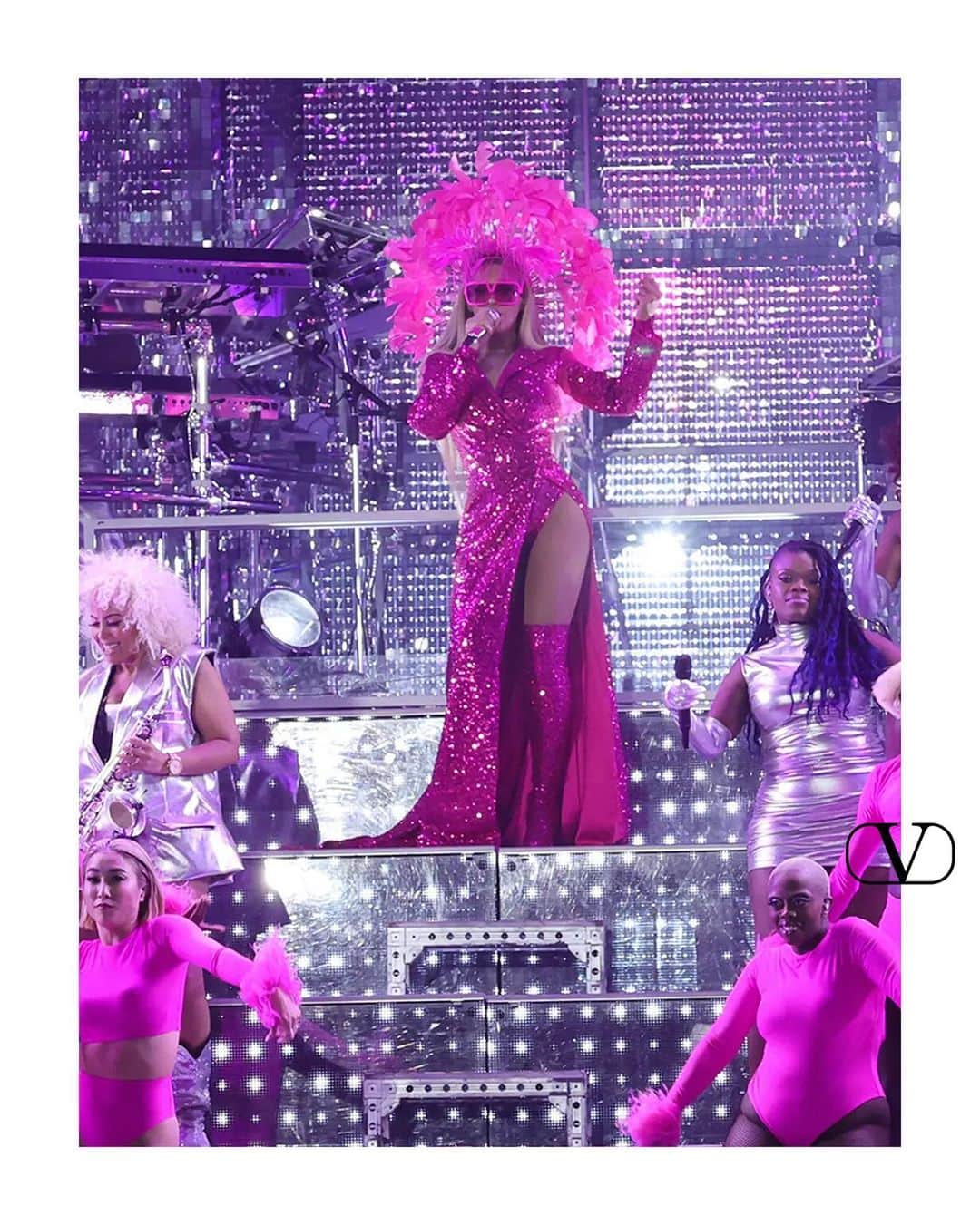 Valentinoさんのインスタグラム写真 - (ValentinoInstagram)「@beyonce and her dancers wore custom Valentino looks especially designed for them by Creative Director @pppiccioli for the #RenaissanceWorldTour in East Rutherford.  For the performance, the singer was seen in an all-over #ValentinoPinkPP sequin coat, bodysuit and #VALENTINOGARAVANI boots styled by @shionat. The look was paired with V-Romask #ValentinoEyewear envisioned with @akonigroup@」7月31日 22時24分 - maisonvalentino