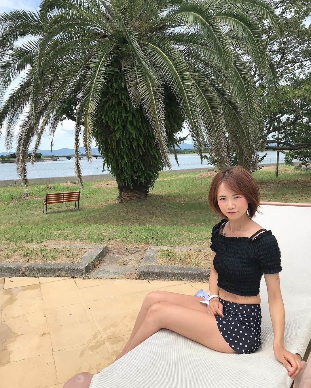 葵さんのインスタグラム写真 - (葵Instagram)「沖縄旅行の予定でしたが、台風のせいで便が欠航に😭😭 急遽近場旅行に変更。沖縄で着ようと思っていた、 @shein_japan の水着着て気分上げましょう👙  水玉模様 フリルトリム ビキニ水着 スカートタイプで可愛い💕 2000円以内で購入できるからおすすめだよ！  息子ののっているサメ浮き輪も @shein_japan でget!!! 水着も浮き輪もたくさん🛟種類があるから、また他のもgetしたい💕  クーポンコード使ってね！ 72swim ※0-5999円で15%オフ, 6000円以上のご購入で20％オフ ※有効期限：2023/08/312023-08-31 23:59:59”  #BeSHEINモデル をつけて投稿すると公式に取り上げられたりギフトカードが当たるチャンスがあるみたい！詳しくは @shein_japan を確認してみてね  #SHEIN水着 #SHEIN-J-Swimwear  #BeSHEINモデル  #SHEINコーデ #SHEIN購入品 #夏コーデ #水着 @sheinofficial」7月31日 22時25分 - dolphin_coconut