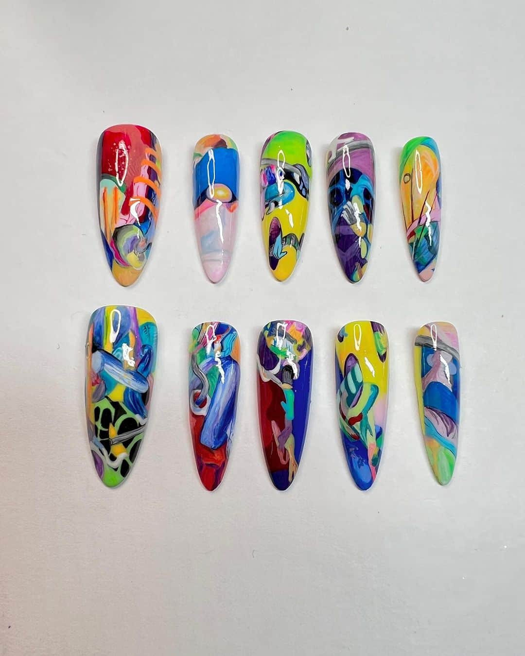 Mei Kawajiriのインスタグラム：「I realized again how fun to 🎨 paint 🎨 I made this nails that is based on actual large paint of @ilana_savdie for herself 🥰🍓🥰」