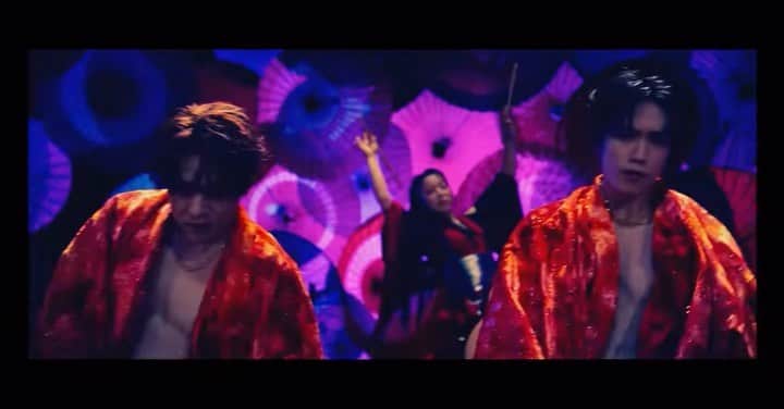 shojiのインスタグラム：「【Recent choreography 】  THE RAMPAGEの新曲「Summer Riot〜熱帯夜〜」の振付をしました❤️‍🔥  前作のJUSTICE IS BLINDは16人のパワーを見せつける作品でしたが、今作は一人一人の魅力を改めてプレゼンするつもりで作りました👍  自分達でもカッコいい振付できちゃうグループだからこそ、メンバー自身も気付いてない魅力を引き出すことが使命だなと感じて、メンバーがより輝く振付や構成を意識しましたー🙋‍♂️  にしてもエロいなランペ👍 #エロが下品にならないのは彼らに技術があるからんなよ！ #男も惚れるrampage めちゃくちゃカッケー🔥  #stkgz #シッキン #シットキングス #shoji #持田将史 #振付 #therampage #summerriot」