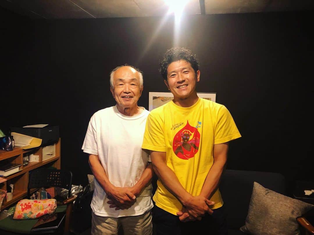 のインスタグラム：「今日は二子玉川のChatri Studioへ！  マスタリングマエストロ、田中三一師匠と一緒に、僕がミックスした音源を再構築！  音響に関する貴重なガイダンスが湯水のように溢れだし、どんどん音が良くなっていくのを体感。  こんなに勉強になる時間、なかなかおまへんでーーー！！っと心の中で絶叫しながら、田中さんのスピーディーな指示について行く集中力！  終わってスタジオを出たら電池が切れたようにクタクタになってました。 今日も田中さんはすごかった。  今回もEXOTIC SKATESの新曲。  EXOTIC SKATESの連続リリース、まだまだ続きます。 皆様に聴いてもらうのが楽しみです。  田中さん、風間さん、ありがとうございました！！！！  @exotic_skates」
