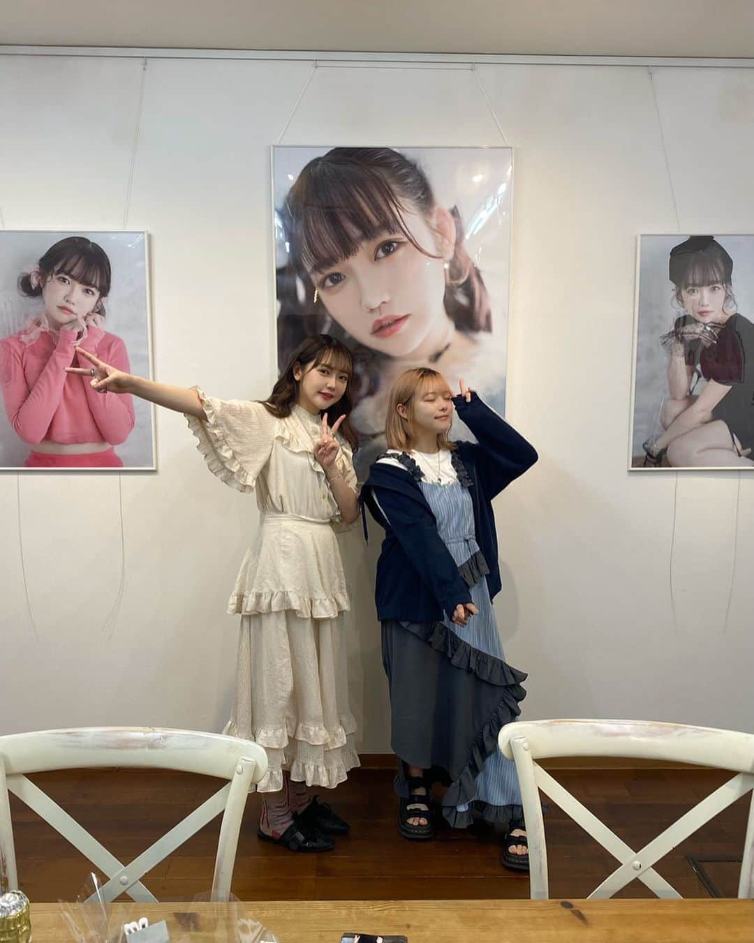 戸田ころね のインスタグラム：「改めて先月は『戸田ころね✖️飛鳥井里奈写真展〜アイドルだった、これからも〜』沢山のご来場ありがとうございました💧🤍㊗️  3年連続で里奈ちゃんと開催出来たのも本当に当たり前のことではなく素晴らしいことだし、私としては休養復帰後のでかいイベントでもあり、中々活動できなかったりアイドルグループが解散となってしまったり、自分がまたタレントとして活動を続けることにも悩んでいる時期ではあったので、果たして会いに来てくれる人はいるのだろうか、やる意味はあるのだろうか、など色々考えることもありました。  しかし開催して会いに来てくれるファンや友達、関係者の皆様と会ってお話しする時間がとても愛おしくて『開催して良かった、戻ってきて良かった』とやっと心から思えました。自分を取り戻す場所と時間はいつだってここだ、と思えるイベントですし、職業だなと。  芸能活動8年たっても『やっと会いに来れました！』と初めましてをしてくれるファンもいれば『5年ぶり！』とか言ってふらっと感動の再会をしてくれる人もいて。幸せだった。  ファンが来てくれるのも嬉しいのに、友達がわんさか来てくれるのも私は誇り。今まで一緒に仕事した関係者も、今後仕事一緒にしましょう！って挨拶しに来てくれた人もいたり。  この5日間で私はなんて幸せ者なんだろう、そんな気持ちに皆様がさせてくれました。  皆と会える私にとって大切なイベント 見つけてくれて会いに来てくれてありがとう  そして里奈ちゃん、本当に私の人生を支え続けてくれてありがとう  来年もまた出来るか分からないけれど、少し間が空いたとしてもまた開催したいなと思っております♩  あ！通販開設お待ちください~🥹🥹 そしてパネルも随時発送いたします🙏  #戸田ころね写真展2023」