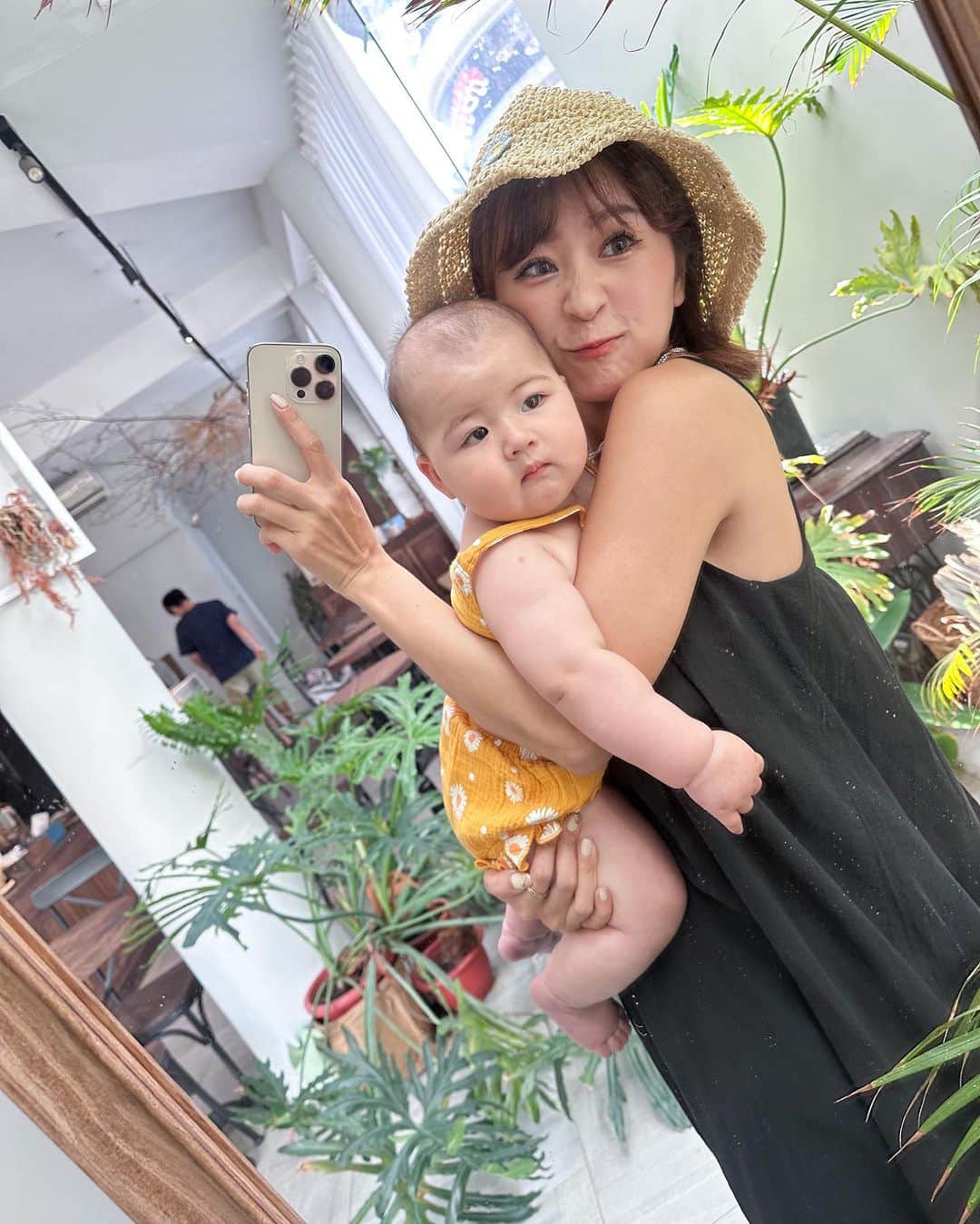 郭圈圈のインスタグラム：「最可愛的愛莉💛 最黏媽咪的時期 第九張會不會太委屈了🥹你媽咪只是去上廁所啦」
