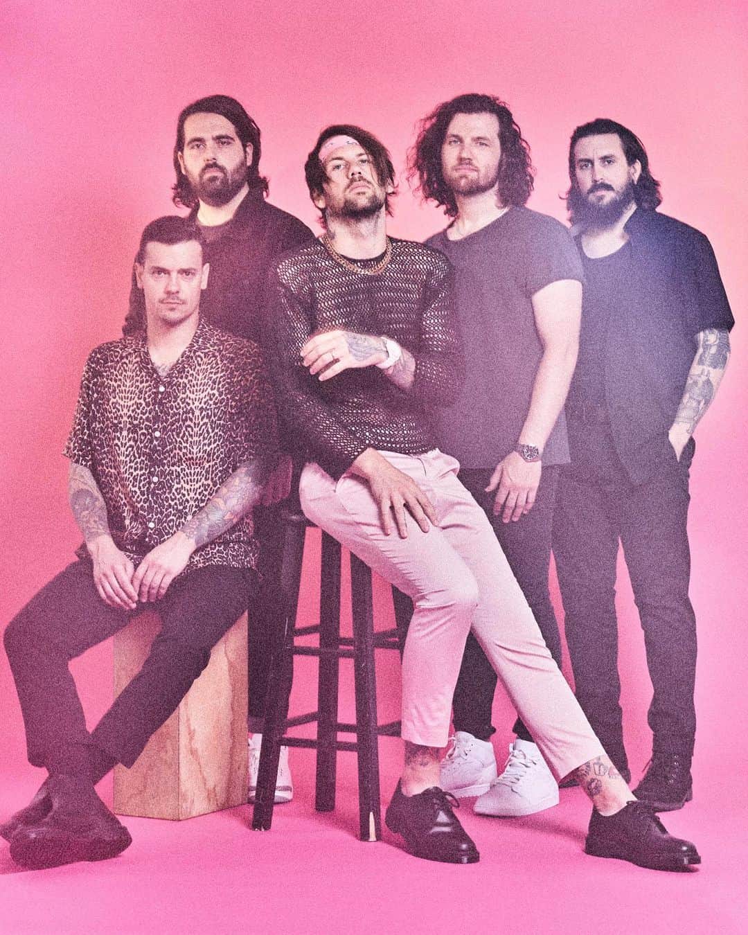 Kerrang!のインスタグラム：「“It really turned into an ending and a whole new beginning”: Listen to Caleb Shomo explain how new album The Surface has already “decided” Beartooth’s future in this week’s Cover Story 🙏🏼🔗  ✍️: @emilycrtr 📸: @jimmyfontaine1 🎨: @aledsavedlatin」