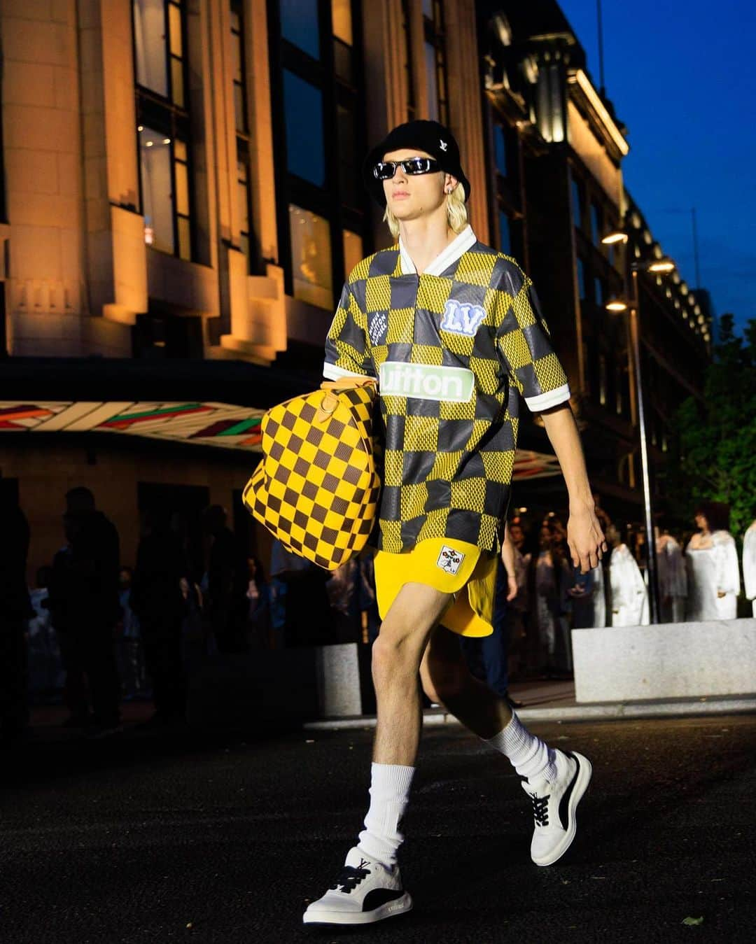 STYLE DU MONDEさんのインスタグラム写真 - (STYLE DU MONDEInstagram)「@louisvuitton ss24 by @pharrell photographed for @voguerunway @voguemagazine #Pharrell #NaomiCampbell #KimKardashian #JadenSmith #WillowSmith #pfw #LouisVuitton」7月31日 22時28分 - styledumonde