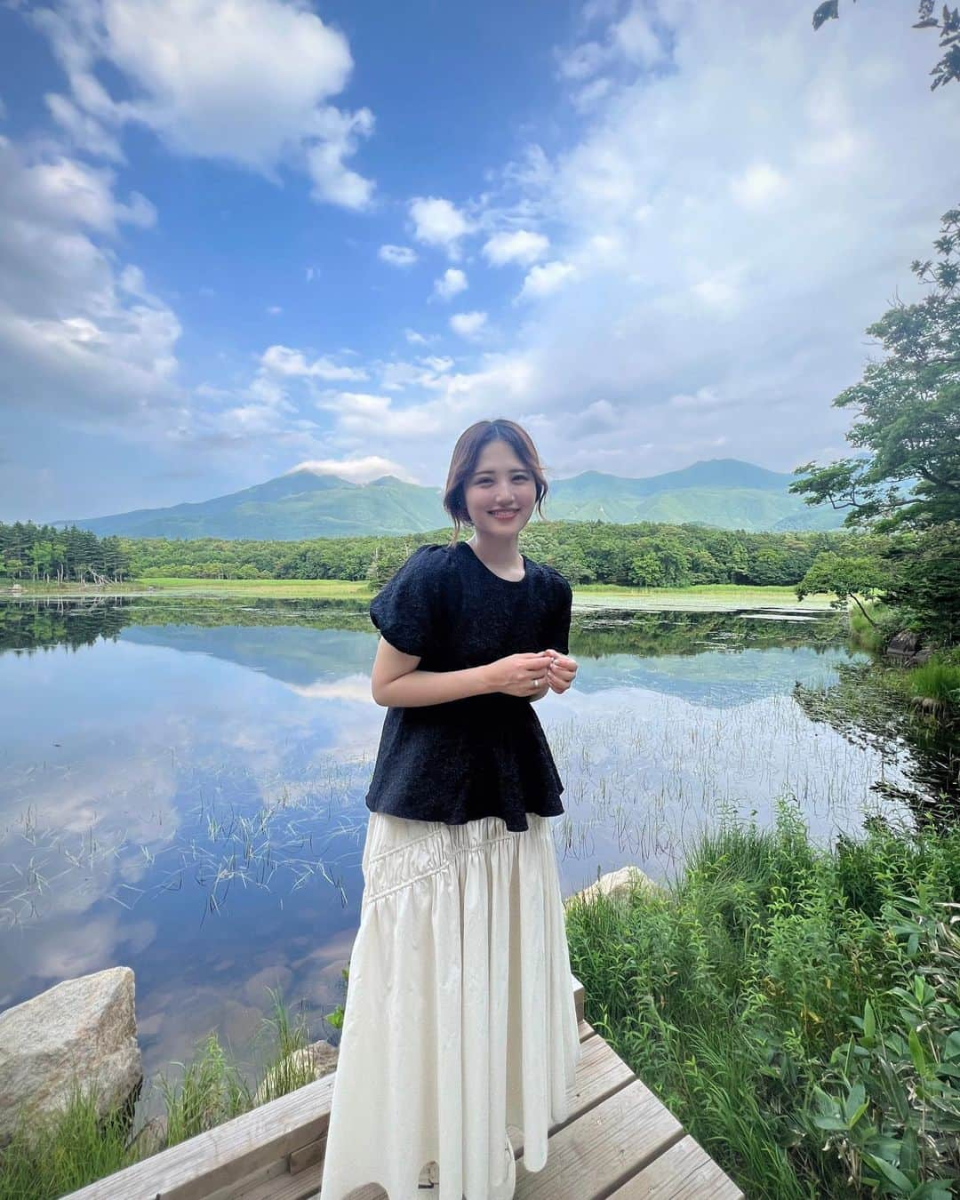 金光みり愛さんのインスタグラム写真 - (金光みり愛Instagram)「. 北海道の知床で一番感動した知床五湖🌿🌲 知床五湖がある知床国立公園は かぜとくんが絶対行きたいって言ってて ツアーを申し込んでくれてたの👦🏻🏞💓  安全な高架木道と、原生の自然を楽しめる 地上遊歩道の2つがあるんだけど、 しっかり楽しみたかったので 私たちは両方行けるコースを選びました⛰  地上遊歩道はヒグマに遭遇する可能性もあるから、 ヒグマ対策のレクチャーを受講したあとに ガイドさんと一緒にハイキングをするという ちょっとドキドキのコース🐻🌲  私たちが参加した当日もヒグマの 目撃情報があったみたいだけど、 私たちは帰り道に鹿と遭遇したくらいで、 ヒグマとは出会わずでした🙌🏻 (最後の動画がその鹿さん🦌💕)  知識豊富なガイドさんの説明を聞きながら、 90分間歩いた先には 新緑と青空が湖に反射した絶景が広がっていて🥹✨ 大自然を満喫できました🙏🏻🌿  お金はかかるけど原生林を散策できる 地上遊歩道のツアーがおすすめ💐  ちなみに私たちが参加したのは 全周1.6kmの小ループコースでした🌸🌸  かぜとくんいつも素敵な提案をありがとう🥹💗🫶🏻  . . . . . #北海道#北海道旅行#北見#知床#北海道グルメ#北海道ホテル#知床グルメ#知床ホテル#北こぶし#北海道観光#知床五湖#知床観光#ホテル#国内旅行#カップル旅行#カップル旅#北海道土産#旅行#旅#旅行コーデ#知床五湖フィールドハウス#知床半島#知床国立公園#知床五湖高架木道#知床八景#知床五湖ガイドツアー#ヒグマ#ハイキング#山登り」7月31日 22時29分 - milliah_kanemitsu