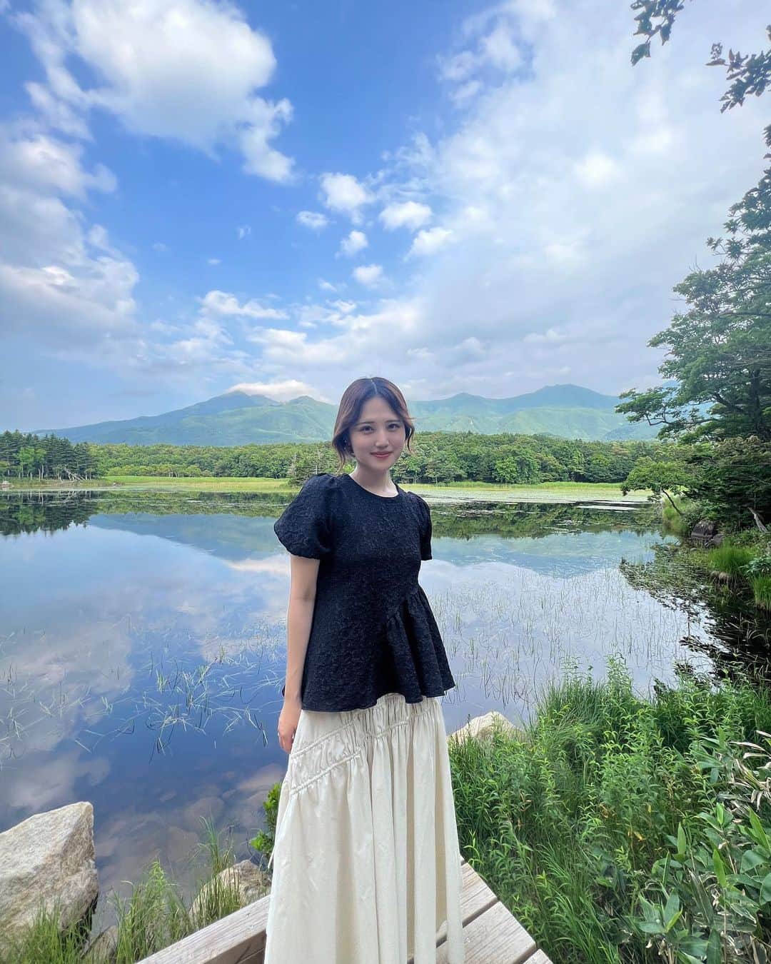 金光みり愛さんのインスタグラム写真 - (金光みり愛Instagram)「. 北海道の知床で一番感動した知床五湖🌿🌲 知床五湖がある知床国立公園は かぜとくんが絶対行きたいって言ってて ツアーを申し込んでくれてたの👦🏻🏞💓  安全な高架木道と、原生の自然を楽しめる 地上遊歩道の2つがあるんだけど、 しっかり楽しみたかったので 私たちは両方行けるコースを選びました⛰  地上遊歩道はヒグマに遭遇する可能性もあるから、 ヒグマ対策のレクチャーを受講したあとに ガイドさんと一緒にハイキングをするという ちょっとドキドキのコース🐻🌲  私たちが参加した当日もヒグマの 目撃情報があったみたいだけど、 私たちは帰り道に鹿と遭遇したくらいで、 ヒグマとは出会わずでした🙌🏻 (最後の動画がその鹿さん🦌💕)  知識豊富なガイドさんの説明を聞きながら、 90分間歩いた先には 新緑と青空が湖に反射した絶景が広がっていて🥹✨ 大自然を満喫できました🙏🏻🌿  お金はかかるけど原生林を散策できる 地上遊歩道のツアーがおすすめ💐  ちなみに私たちが参加したのは 全周1.6kmの小ループコースでした🌸🌸  かぜとくんいつも素敵な提案をありがとう🥹💗🫶🏻  . . . . . #北海道#北海道旅行#北見#知床#北海道グルメ#北海道ホテル#知床グルメ#知床ホテル#北こぶし#北海道観光#知床五湖#知床観光#ホテル#国内旅行#カップル旅行#カップル旅#北海道土産#旅行#旅#旅行コーデ#知床五湖フィールドハウス#知床半島#知床国立公園#知床五湖高架木道#知床八景#知床五湖ガイドツアー#ヒグマ#ハイキング#山登り」7月31日 22時29分 - milliah_kanemitsu