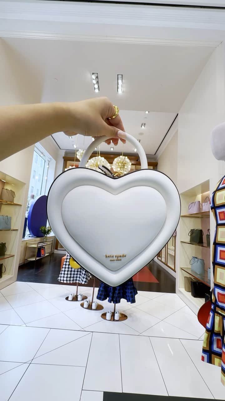 ケイト・スペードのインスタグラム：「Please touch the art. Our latest collection has just landed in stores, and it’s a masterpiece—if we do say so ourselves. #katespadeny」