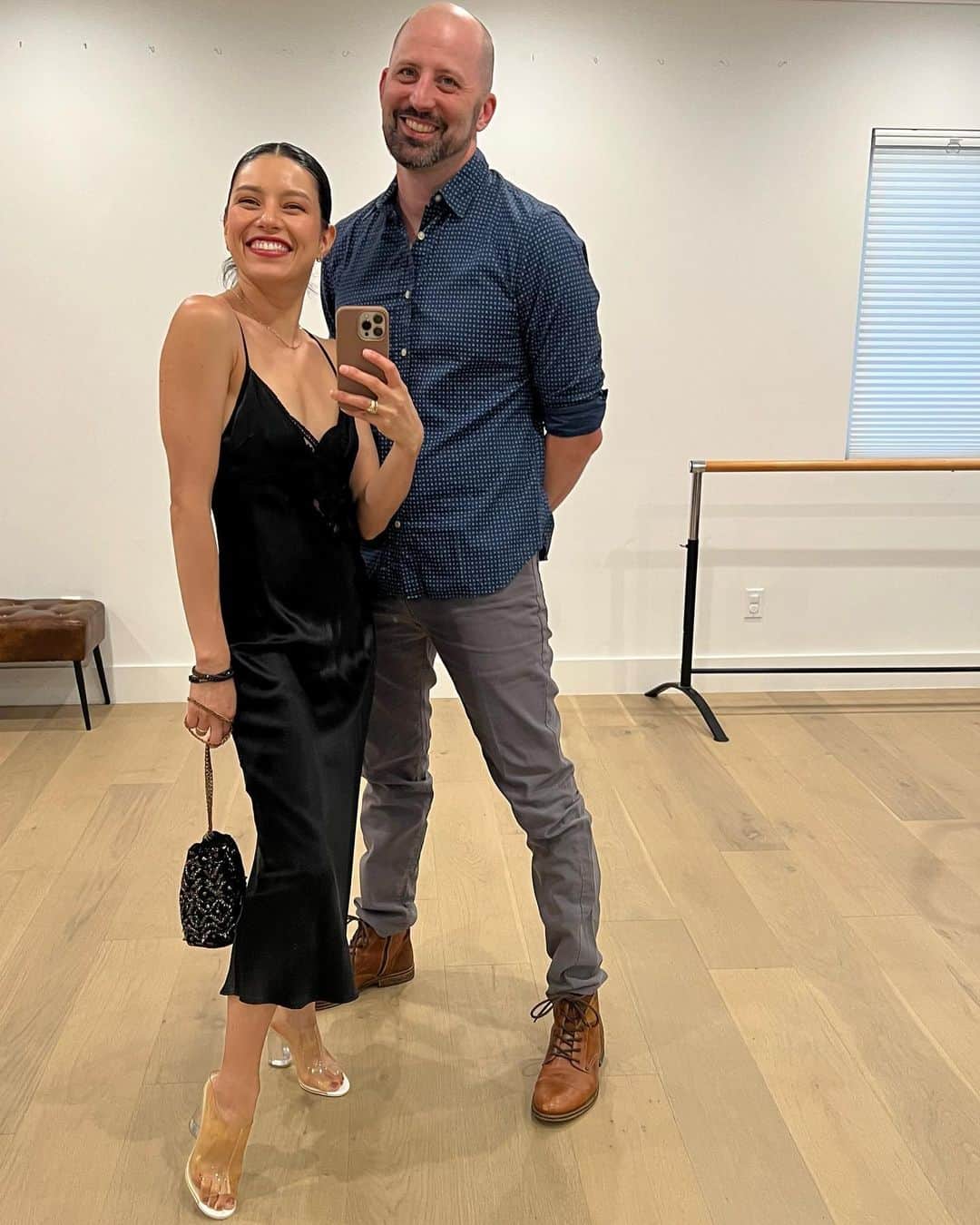 ジェシカのインスタグラム：「Happy 1 year anniversary 💕✨  You make me happier than when I see my food coming in a restaurant. That’s a big deal babe!!!   #anniversary #mylove」