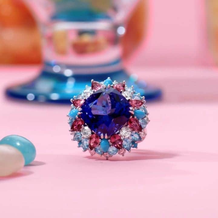 ハリー・ウィンストンのインスタグラム：「The perfect treat for this summer? Candy-colored gemstones arranged in sparkling confections. Tap the link in bio to indulge in the jewels of the Winston Candy collection. #HarryWinston #WinstonCandy」