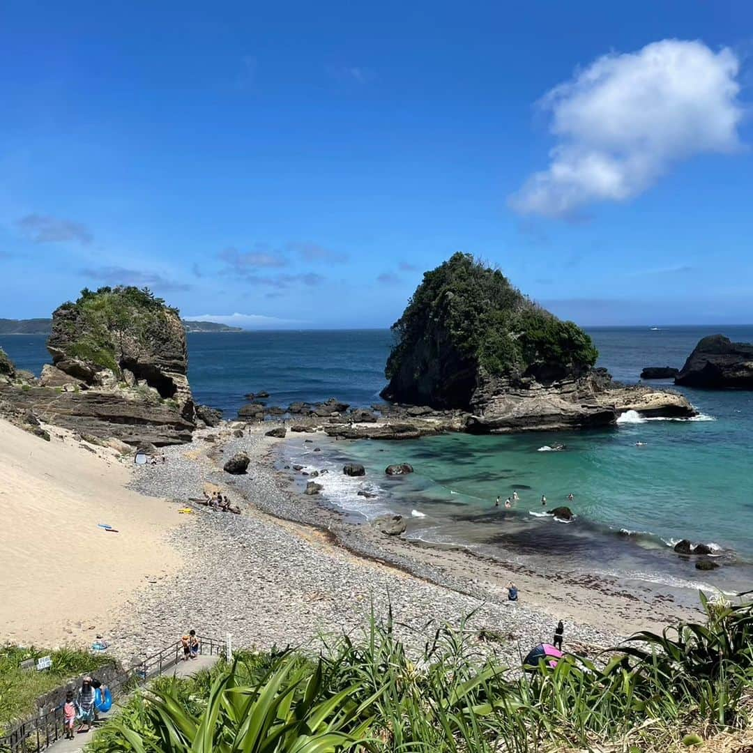 手島千尋さんのインスタグラム写真 - (手島千尋Instagram)「静岡・下田の海🌊  都心から熱海までは近いのに 下田までは遠いんですよね👜 都内から下田までは 踊り子に乗って2時間40分 熱海は新幹線で45分 同じ伊豆なのに🐚  でも、 遠いだけあって 海🌊の透明度が高くて綺麗✨  しかも、駅からビーチまで 車🚗に乗れば15分程で着きます👍️ ※渋滞なしの場合。  下田には9つのビーチがありますが ビーチ⛱️それぞれ雰囲気が違うから より楽しい💃✨✨  時間に余裕れば🌊おすすめです✨  夏🌞の海のススメ。  #夏　#海　#伊豆」7月31日 22時32分 - teshimachihiro0139