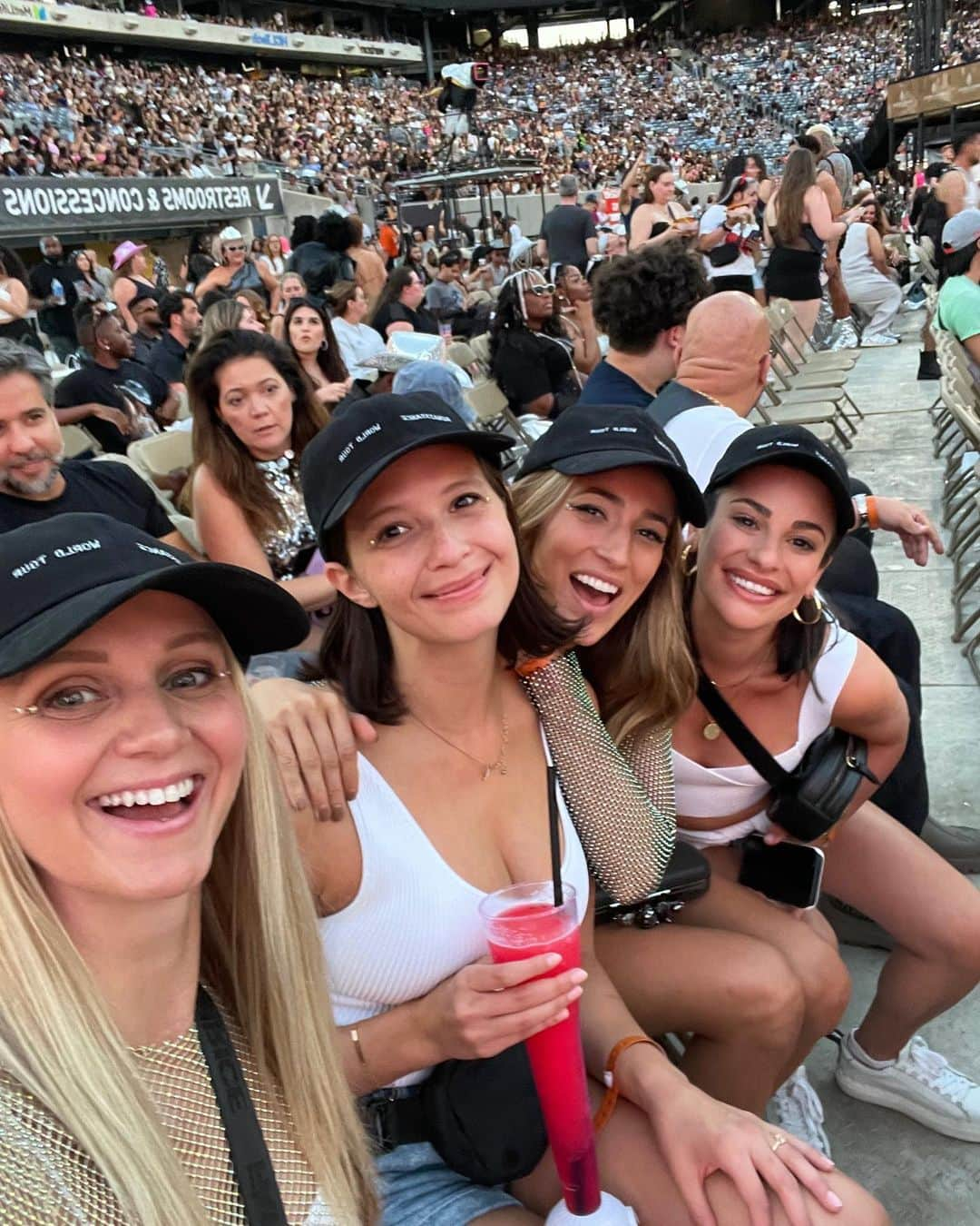 リア・ミシェルのインスタグラム：「Just four Funny Girls living their best lives at BEYONCE!!!!」