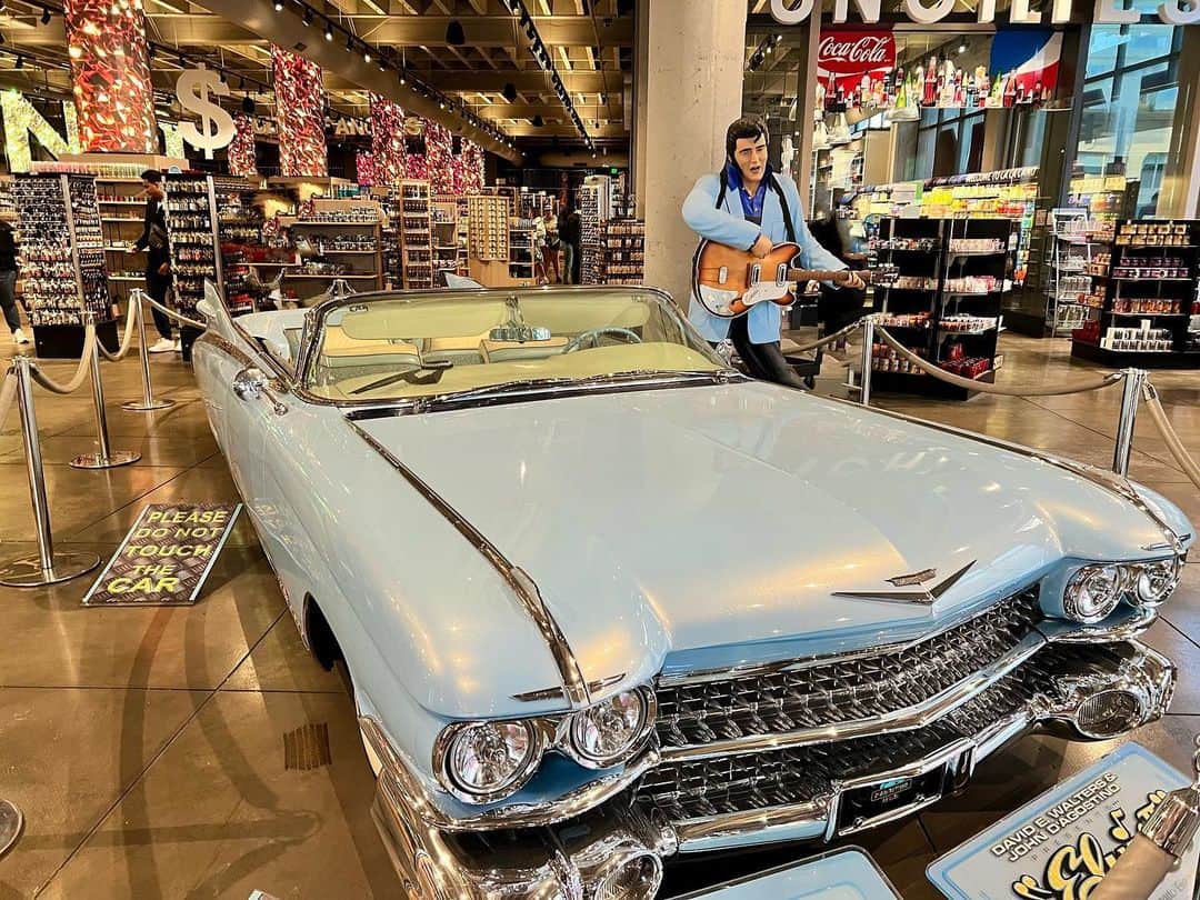 菅井友香のインスタグラム：「初めてのHollywood 楽しかったな☺︎  アメリカ思い出写真もそろそろおしまいです✈️   #hollywood   #highland   #dolbytheatre   #hairspray  #traderjoes   #おみやげたくさん買ったよ」