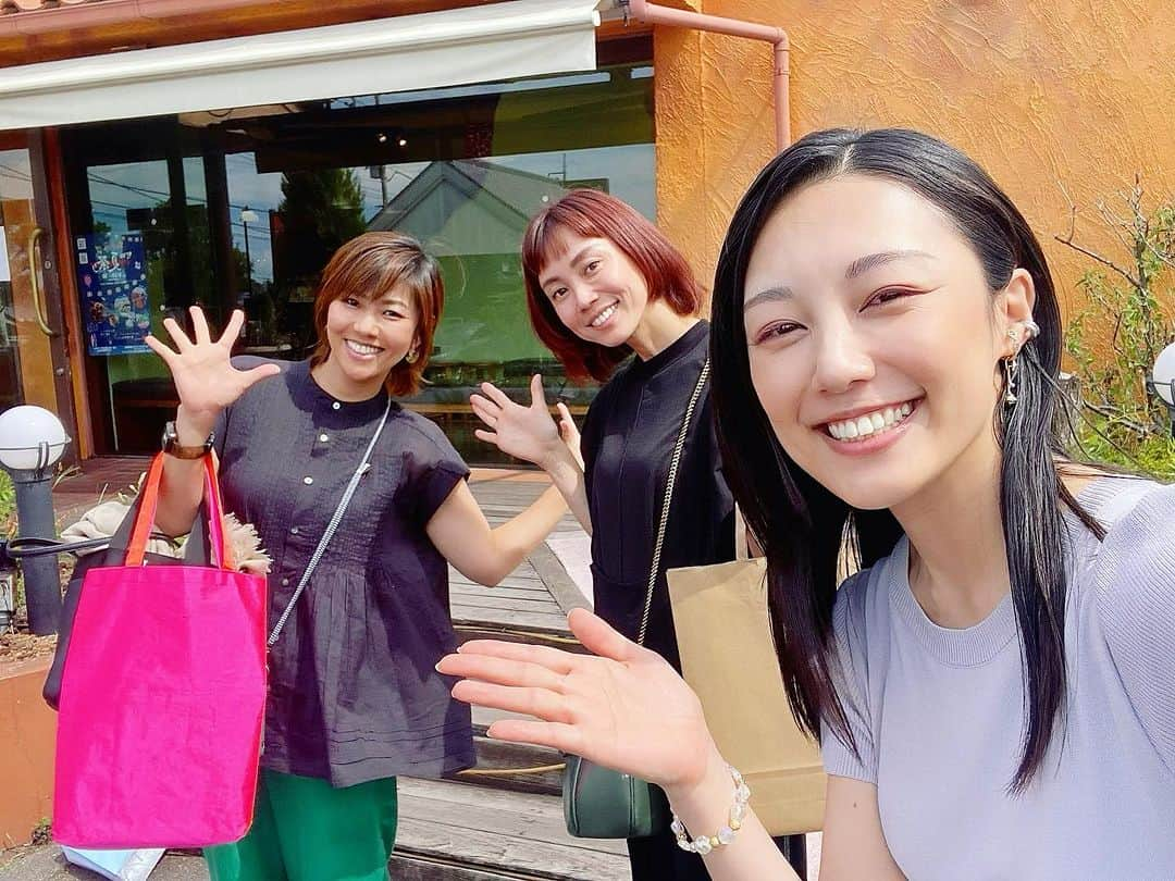 早瀬英里奈のインスタグラム：「✰ 何年か振りの再会 ✰  今月はお互いのスケジュールが合う日に 赤プルちゃんと旧友へ会いに行って来ました✮  今日はViola奏者の“村田泰子”ちゃん(１,２枚目) 先日は女優の“倉本清子”ちゃん(３,４枚目)と とても楽しい大事な時間を過ごして来ました˚✧⁎⁺  何年経っても変わらないこの感じ 会えば元気と励ましを貰える同志に恵まれて幸せです˖°⌖꙳  本当に本当にありがとう✵✵✵  #7月最終日 #旧友 #viola #女優 #同志 #ありがとう  #早瀬英里奈 #erinahayase #erina」