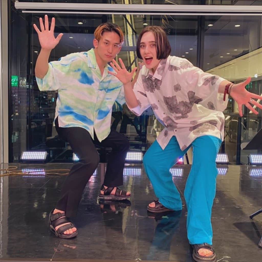 Emilyのインスタグラム：「今日で、6月後半から突っ走って来た東急プラザ渋谷での無料インストアライブが終わりました〜！ 本当に実りのある3回のライブでした👐 忘れかけていた大切なものを思い出させてもらったり。新しい出会いに巡り逢わせていただいたり。 本当に毎度お客さんには、ライブには学ぶものが多いです✨  まだまだここから！ リスタートは何度だってできるはず。 まだまだよろしくお願いします！」
