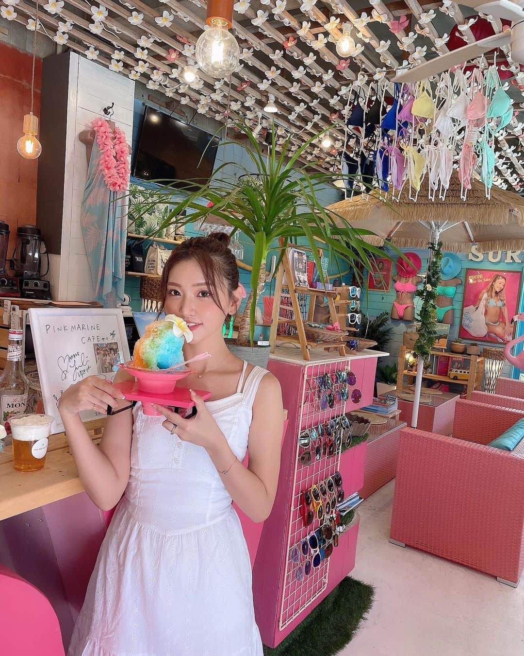 いっちゃん/嶋津 いつみのインスタグラム：「私のストーリー見てくれてる人なら知ってると思うけど ほんとに沖縄大好きでよく行くんやけど こないだは恩納村の方に行ったんだー✌🏻❤️  で、恩納村来たら絶対に行く @pinkmarinecafe 🌴🌺✨  こんなかわいいトゥクトゥク🛺のレンタルとかもやってるねん💓  @girls_terrace  さんの水着も取り扱ってるよん👙🩵  フローズンスムージーのお店なんやけど 本当は2色ミックスのメニューのみなんやけど ここだけの話…私のInstagram見せると3色メニューも してくれちゃうよ💛🩵🩷  とりあえず映え写真撮りたい人は 行ってみてー😘🪸🏝  #沖縄 #沖縄カフェ #旅行 #旅行好き #ビキニ #水着 #沖縄観光 #いっちゃん #関西 #関西モデル  #関西フリーモデル #フリーモデル　 #ブライダルモデル #ウェディングモデル #着物モデル #フリーランスモデル #看護師 #ナース #nurse」