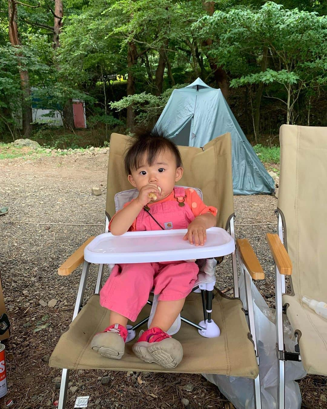 ANNA さんのインスタグラム写真 - (ANNA Instagram)「犬&子連れキャンプ🏕️ 道具は極力少なめに、ご飯は極力簡単に。 それでも子供と犬達を楽しませるために休みなくスタッフとして働いている感じ😂 本当に疲れるから行かないとギリギリまでパパに言っていたけど...w サップしてる時間と、子供の寝ている時間は、家の中で過ごしていては感じられないご褒美クラスの開放感✨  そしてみんなが楽しそうにしている顔を見ると結局来て良かったなって思える😮‍💨  パパと自由気ままにキャンプしてた頃は楽しかったけど、これはこれで良し😌🏕️  #ファミキャン #1歳女の子ママ #犬連れキャンプ #子連れキャンプ #本栖湖 #lakecamping #familycamping」7月31日 22時43分 - anna_flare