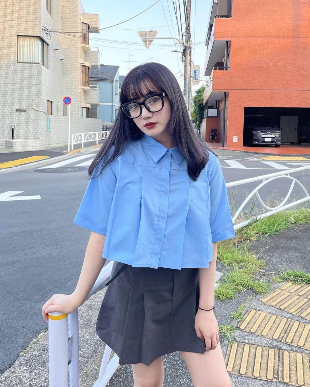 河﨑莉奈のインスタグラム：「黒髪好評すぎてビックリ👔🩶  @keisuke__1026   ストーリーにすっごくたくさんdm来てたので こちらにも載せます❕  あとお洋服の質問もたくさん来てたのですが、 上下どちらもグレイルちゃんです🎀  @grl_official」