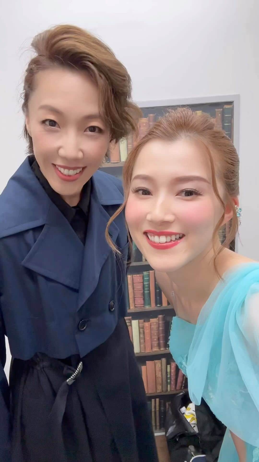 彩星りおんのインスタグラム：「開演10分前くらいに birthday song歌ったげるよ　って言い出したるみこさん。 なぜ今？　と思いながらも緊張ほぐれたよ🤣🫶」