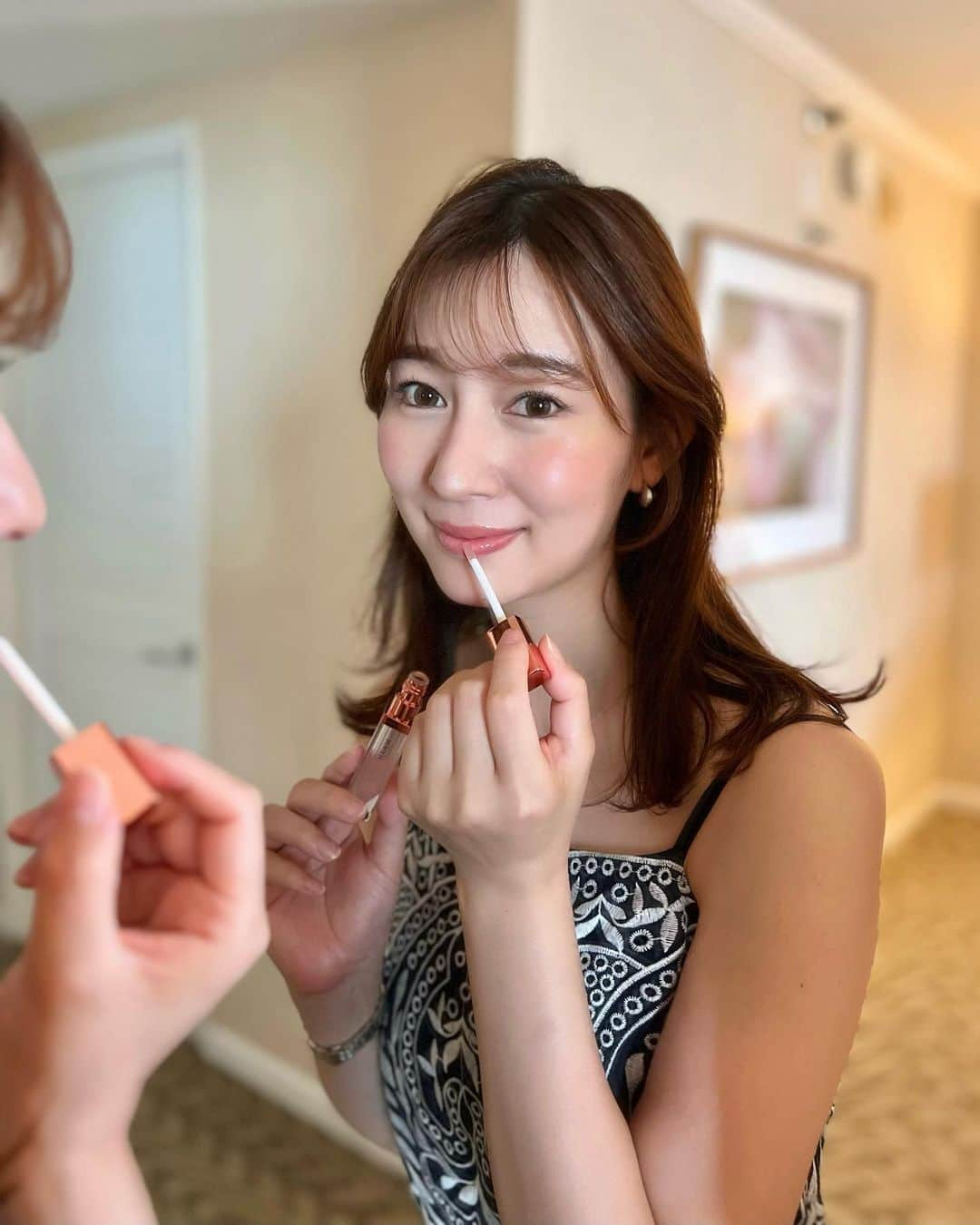 下田奈奈のインスタグラム：「お気に入りのグロス💄💋  4月から使い始めた @mwah_japan の グロスは今2本目でもうすぐ3本目🤭  口紅の色は1年前から変えていないのに このグロスを使うようになってから急に リップについての質問が増えて驚きました🫢❣️  「塗るリップ美容針」のコンセプト通り ぷるぷる潤いが持続するの🪡🫧  ティントや刺激強い系の物だと唇荒れるタイプなので 正直最初はこれも無理かなと思っていたんだけど 荒れるどころかむしろケアとしても使えるほど 唇に優しくて感動でした…🥲✨  唇荒れやすかったり乾燥しやすい 私みたいなタイプの人にもオススメできる👏🏻  マスクなしのコミュニケーションでは リップケアがとっても大事ですよね〜🫶🏻 この春から大活躍してるグロスです🤍🪡  #MWAHNEEDLELIPS #ムーアニードルリップ #塗るリップ美容針 #ニードルリップ」