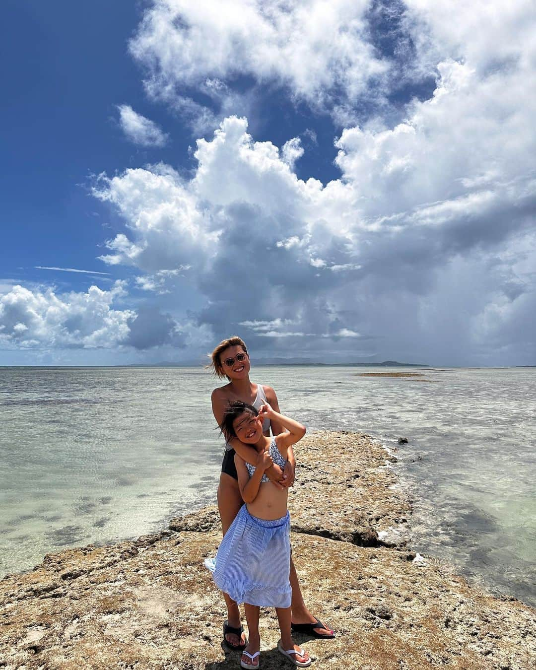 国枝洋子さんのインスタグラム写真 - (国枝洋子Instagram)「フライト前にみんなで竹富島観光🦀  のはずだったけど 完全に飛行機の時間を勘違いしてて 気づいた時にはとっくに乗り遅れておりました✈️笑  このタイミングで台風きてて 帰れるのはいつになることやら… とゆー状況です🥹笑  ハプニングはつきもの！ 竹富島さいこうだったーー！！🩵笑  @sayurispring0  @pitto0906  ありがとー🥰✨  #石垣島  #石垣島旅行」7月31日 22時51分 - kunieda_yoko