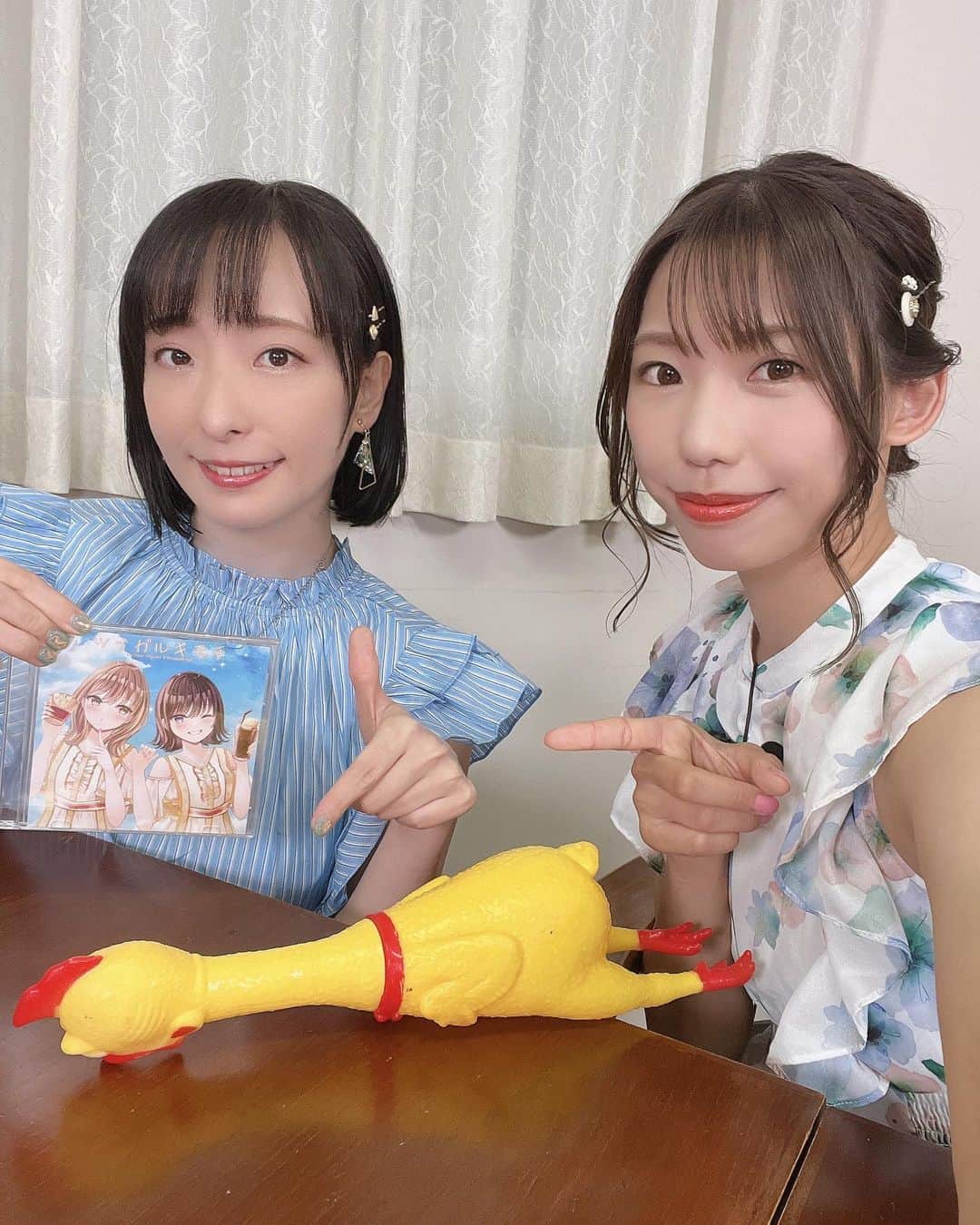 桐谷蝶々のインスタグラム：「平山笑美ちゃんの番組 #ぴらぼっち に遊びに行きましたー！🐓 生配信のアーカイブありましたので、 みれなかったー！って方いましたら観て下さいね！🙌💓  そして！！！！ なんと！！！！！ 9月24日開催の平山笑美ちゃんのワンマンLIVEにゲスト出演しますー！ ぜひ、みーーんなでLIVE楽しみましょう！！ チケット発売中ですよー！！  メイクさん綺麗にヘアメイクしてもらった🌼ピンも貸してくれました🥰夏っぽいね〜  写真の左は、#平山笑美 ちゃん！  そんな笑美ちゃんと 2023年8月13日日曜日　夏コミ2日目に参加します！ 今回も山村響ちゃんのサークルと合体参加✨ スペースは、東地区 “オ” ブロック 52a   当日は、桐谷蝶々、平山笑美がスペースにおります。  ・新譜 ①Fluffy partyの新曲『ツナガルキモチ』イベント頒布価格¥1,000-  ②CheerCheer DaisyのラジオCD（ゲスト:諏訪彩花ちゃん）イベント頒布価格¥2,000-  ・コミケ購入特典 合計3000円以上お買い上げの方に 先着で「桐谷蝶々or平山笑美のオリジナル残暑見舞い」をプレゼントします！ その時スペースにいる方のデザインのお渡しになります。  ・スペースにいる時間について 午前:桐谷蝶々 午後:平山笑美　  12〜13時の間くらいに交代する予定です。 15時くらいに蝶々も戻ってくると思いますー よろしくお願いします。  ・プレゼントについて お手紙のみOKです お菓子などのプレゼントは受け取れません。 よろしくお願いします。  ・通販について CD予約開始始まっています！  メロンブックス https://www.melonbooks.co.jp/circle/index.php?circle_id=110313」