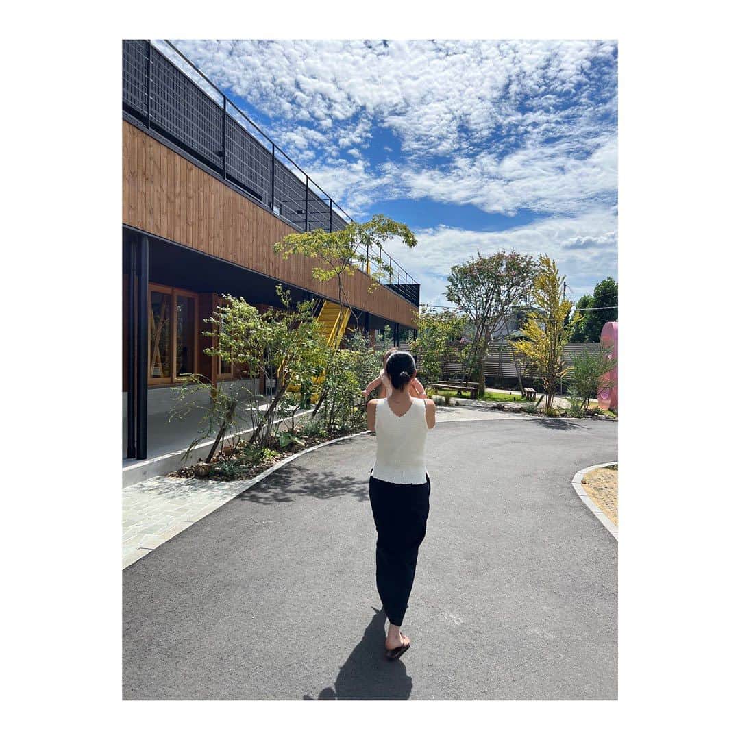 鈴木あすなのインスタグラム：「娘の夏休み☀️☀️☀️  幼稚園に通っている娘の夏休みは長い...  仕事のない日は思いっきり一緒に遊んでるんだけど、子たちの体力についていけず早くも疲労困憊🙄  今日は西岐阜にできた @6machi6  へお茶しに♡  お店の前に小さなプールがあるとの情報だったので水着を持ってとっても楽しめました〜♡  また岐阜エリアのワンオペでいける子連れスポットのせていきますねー！  #岐阜遊び場#岐阜市カフェ#子連れランチ#子連れランチ岐阜」