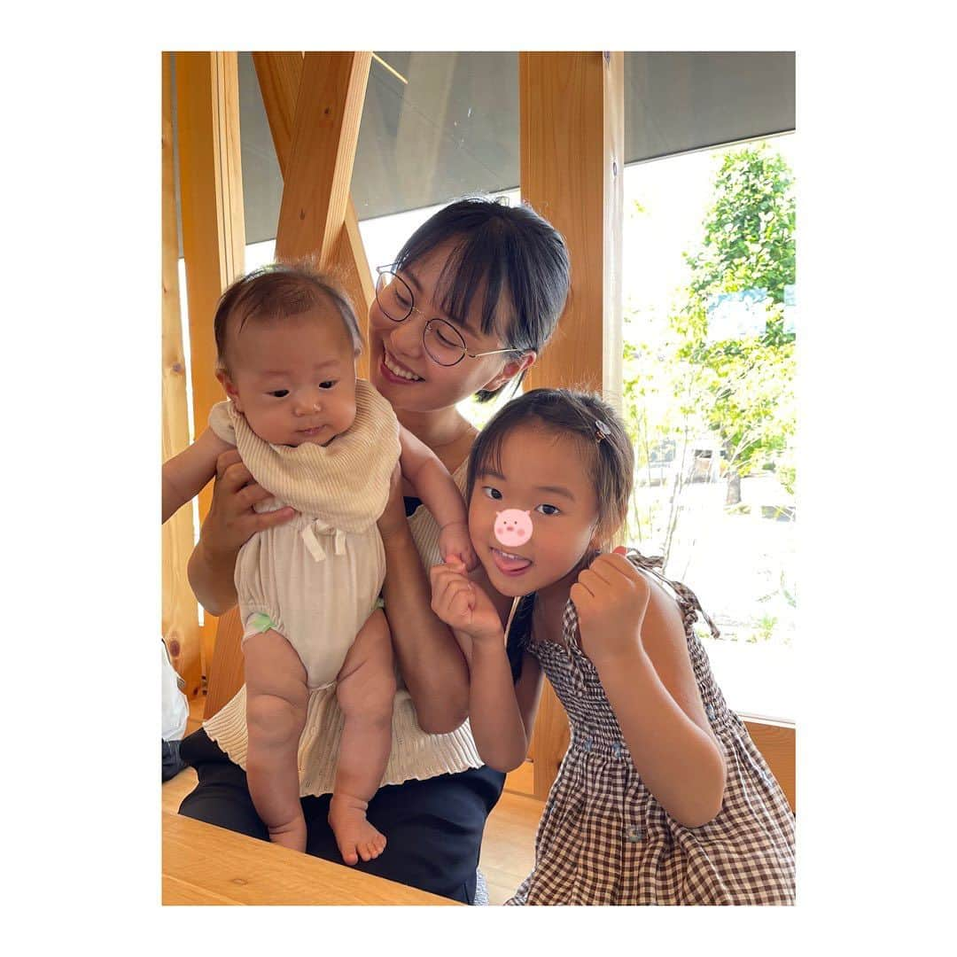 鈴木あすなさんのインスタグラム写真 - (鈴木あすなInstagram)「娘の夏休み☀️☀️☀️  幼稚園に通っている娘の夏休みは長い...  仕事のない日は思いっきり一緒に遊んでるんだけど、子たちの体力についていけず早くも疲労困憊🙄  今日は西岐阜にできた @6machi6  へお茶しに♡  お店の前に小さなプールがあるとの情報だったので水着を持ってとっても楽しめました〜♡  また岐阜エリアのワンオペでいける子連れスポットのせていきますねー！  #岐阜遊び場#岐阜市カフェ#子連れランチ#子連れランチ岐阜」7月31日 22時53分 - asunasuzuki