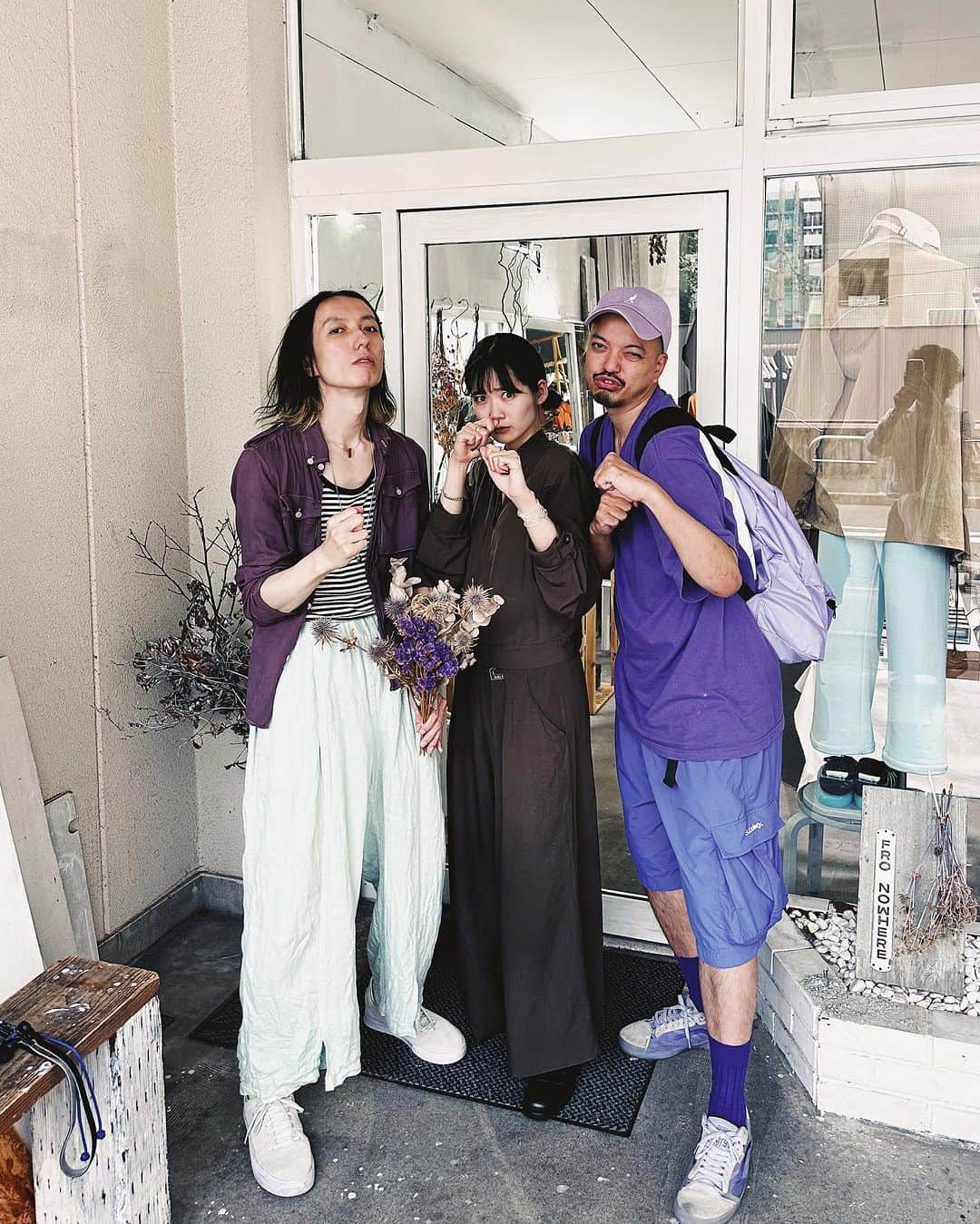 トヲルのインスタグラム：「. . . 何も無い所から。何処にも無い場所から。衣服と人をつなぐ場所フロノウェア。この場所があってこそ今の自分があります。FJお疲れ様でした。ありがとう。そしてこれからも一緒に下校しましょう🏫 #フロノウェア #fronowhere  . . #紫以外捨てました  #トヲルコーデ  #紫の人 #紫コーデ #パープルコーデ #ワントーンコーデ  #オールパープル #セットアップ　 #wear  #wearista」
