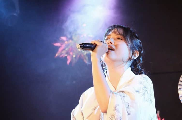 宝生真里奈のインスタグラム：「【7月振り返り①】 7/9 ハモスイワンマンライブ🎤  ハモスイはライブあんまり多くないけど、 ＳＮＳをとっても頑張ってるグループで 久々のライブだったからみんなに会えて とっても幸せだった🥰🎤❤︎  ピカリナちゃんがゲストだったけど 可愛いし歌上手いしＭＣ上手いし 本当に最強で大好きになった🥹🥰❤︎  またライブ出来るように企画してるから待ってるね！ Suityのみんな本当にありがとう😭大好き💕  東京音実さん素敵なライブハウスでした🥹✨  真剣にふざけて真剣に熱くなって真剣に歌って そんなハモスイのライブに来てくれる人が 1人でも増えますように🥰  #ハモスイ　#シンガー」