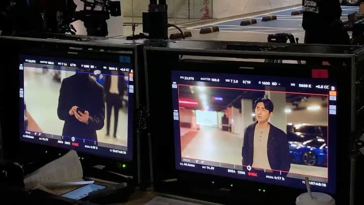 ペク・ミニョンのインスタグラム：「🎬 ⠀ 첫 촬영은 늘 아쉬움과 준비했던 여러버전의 머릿속의 콘티와 감독님의 콘티 그리고 현장감에서 바뀌는 살아있는 현장속에서 두근거림이 공존하는거 같다. 모니터를 체크 하다보면 내 연기와 상대방의 호흡 그리고 보이지 않는곳에서 땀 흘리시는 감독님과 스텝분들의 애정과 열정이 고스란히 느껴진다. 👌사인이 부끄럽지 않은 배우가 되도록 늘 감사하는 마음으로 노력하겠습니다.」