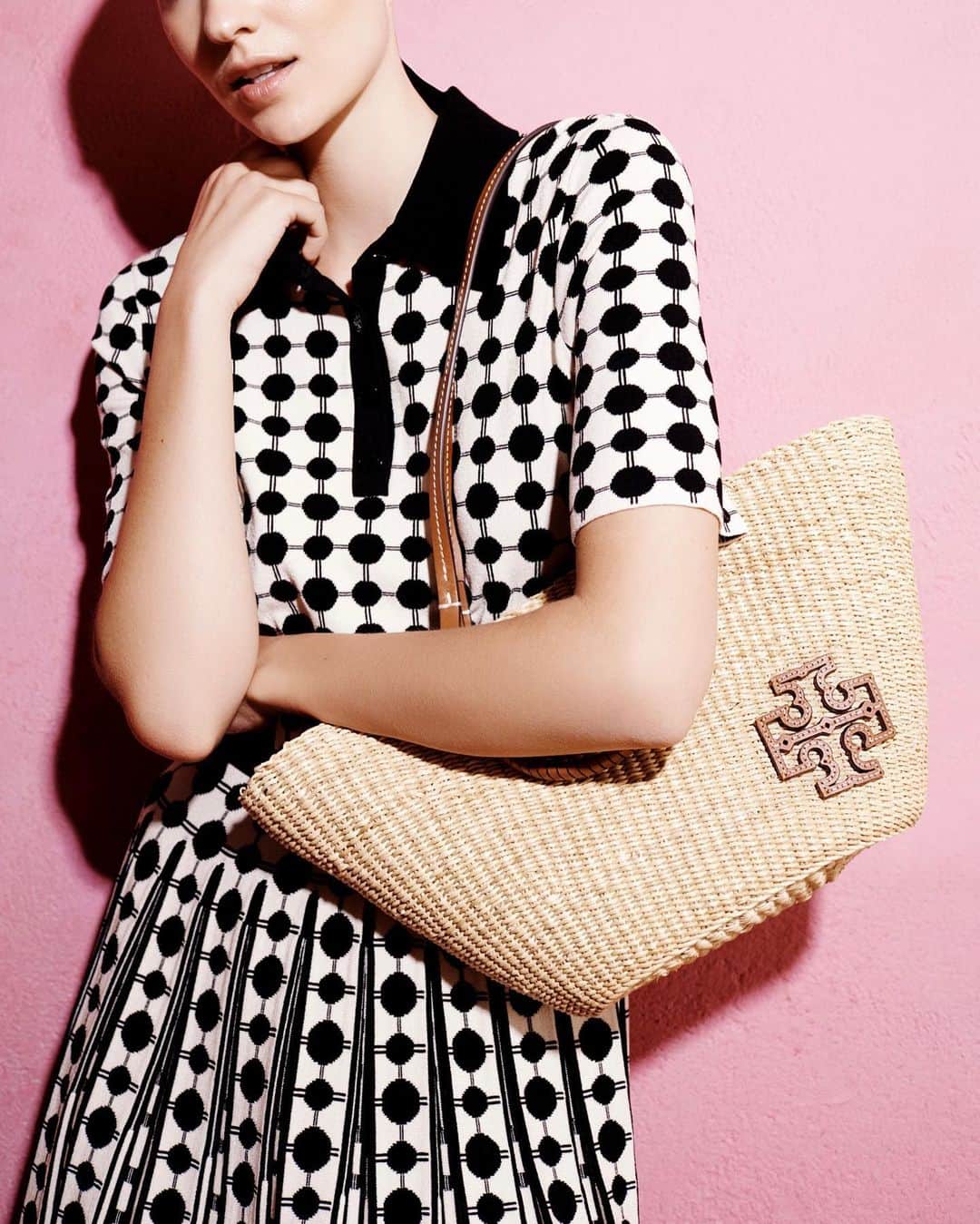 Saks Fifth Avenueのインスタグラム：「@toryburch’s straw basket tote looks great on its own, but ~even~ better styled with the label’s geometric polo dress. Tap or head to the link in our bio to shop. #Saks」