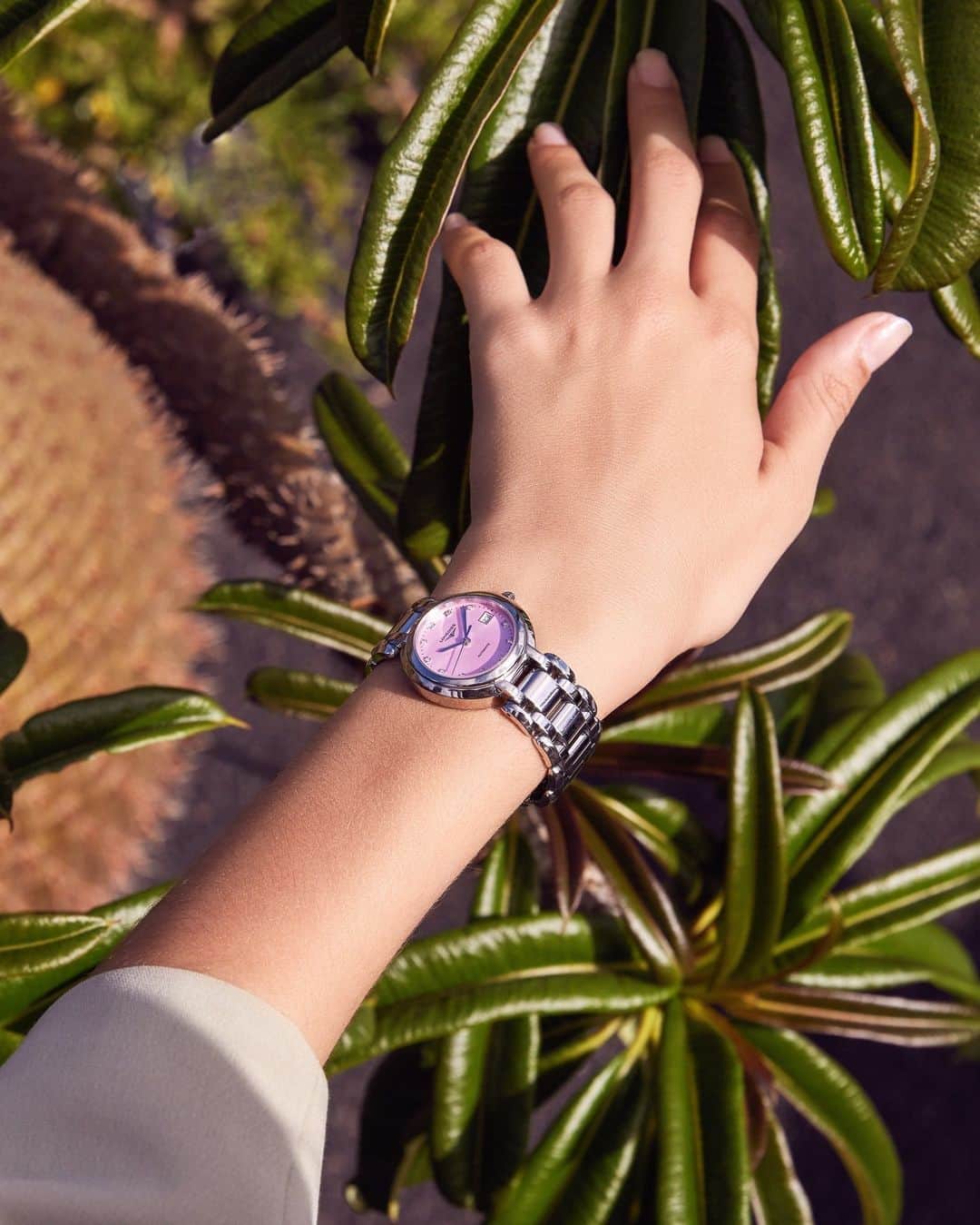 のインスタグラム：「Effortlessly elegant.   Introducing the new LONGINES PRIMALUNA in captivating light pink.  #EleganceisanAttitude #LonginesPrimaLuna #Summer #babypink」