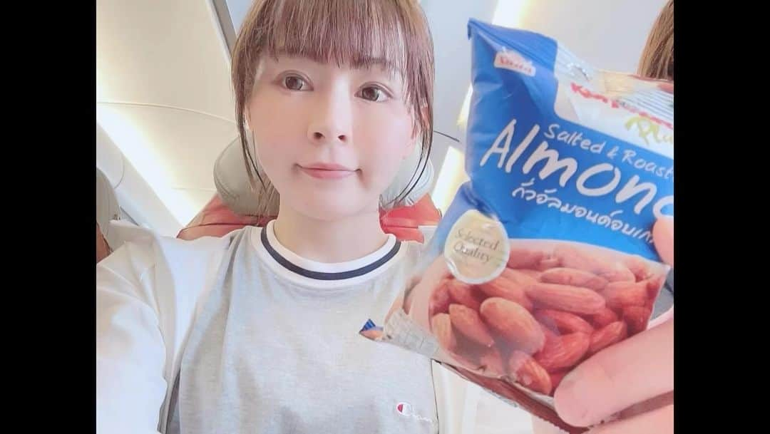 山本かおりのインスタグラム：「タイへ向かう飛行機でアーモンドみつけました😋❣️  태국으로 가는 비행기안에서 아몬드를 찾았어요😋❣️  #タイ #thailand #タイ旅行 #🇹🇭 #bangkok #アーモンド #thai #旅 #trip #成田空港 #成田 #naritaairport #airasia」