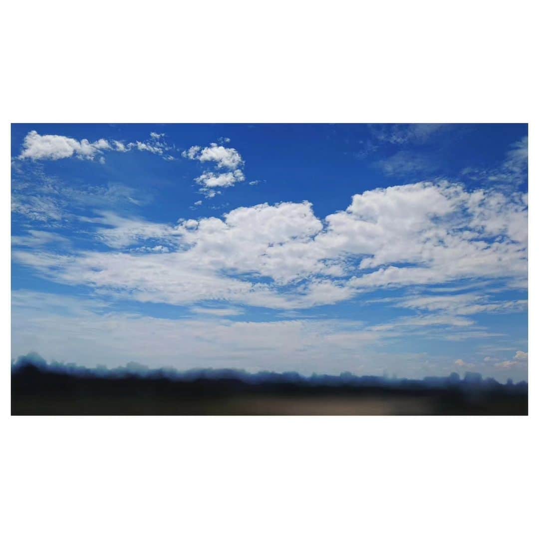 花村怜美のインスタグラム：「7月終わりの空。 笑顔のような雲。 #空 #雲 #自然 #景色 #風景 #sky #cloud #clouds #nature #landscape #japan」