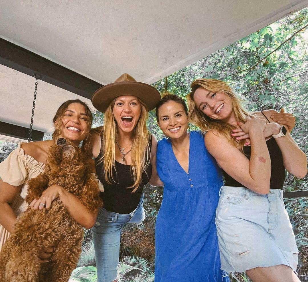 ケイティ・ロッツのインスタグラム：「🎶 Reunited and it feels so good….🎶 Here’s the story, of a lovely family….I think we need our own theme song?   It felt so good to see these ladies. You all get more powerful and beautiful every year 💕  Long Live #arrowverse #legendsoftomorrow #arrow @ncis_cbs」