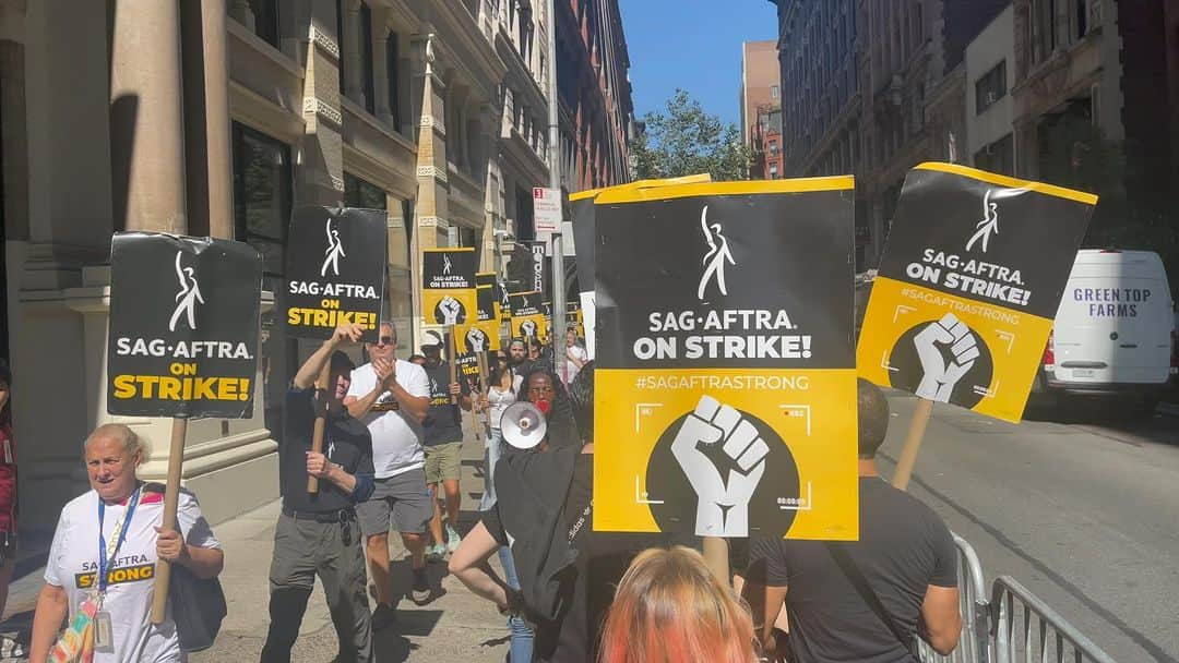 ジョン・キャロル・リンチのインスタグラム：「As long as it takes! #sagaftrastrike @sagaftra @wgaeast」