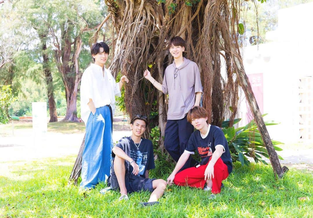 久保田燦のインスタグラム：「〜ご報告〜  この度、期間限定ボーカルグループ『crhug(クルハグ)』として活動していくことになりました！ 右も左も分からないけど いずれ個人曲を出したい目標もあるので、その為も含めてチャレンジ精神でやるので応援してな😙🤝  詳しくは #今日好き夏休み編2023 #3 の53分38秒頃からみてねん✨  どうやらおれらのライバルグループもあるらしい😂  #Bouquetby今日好き」