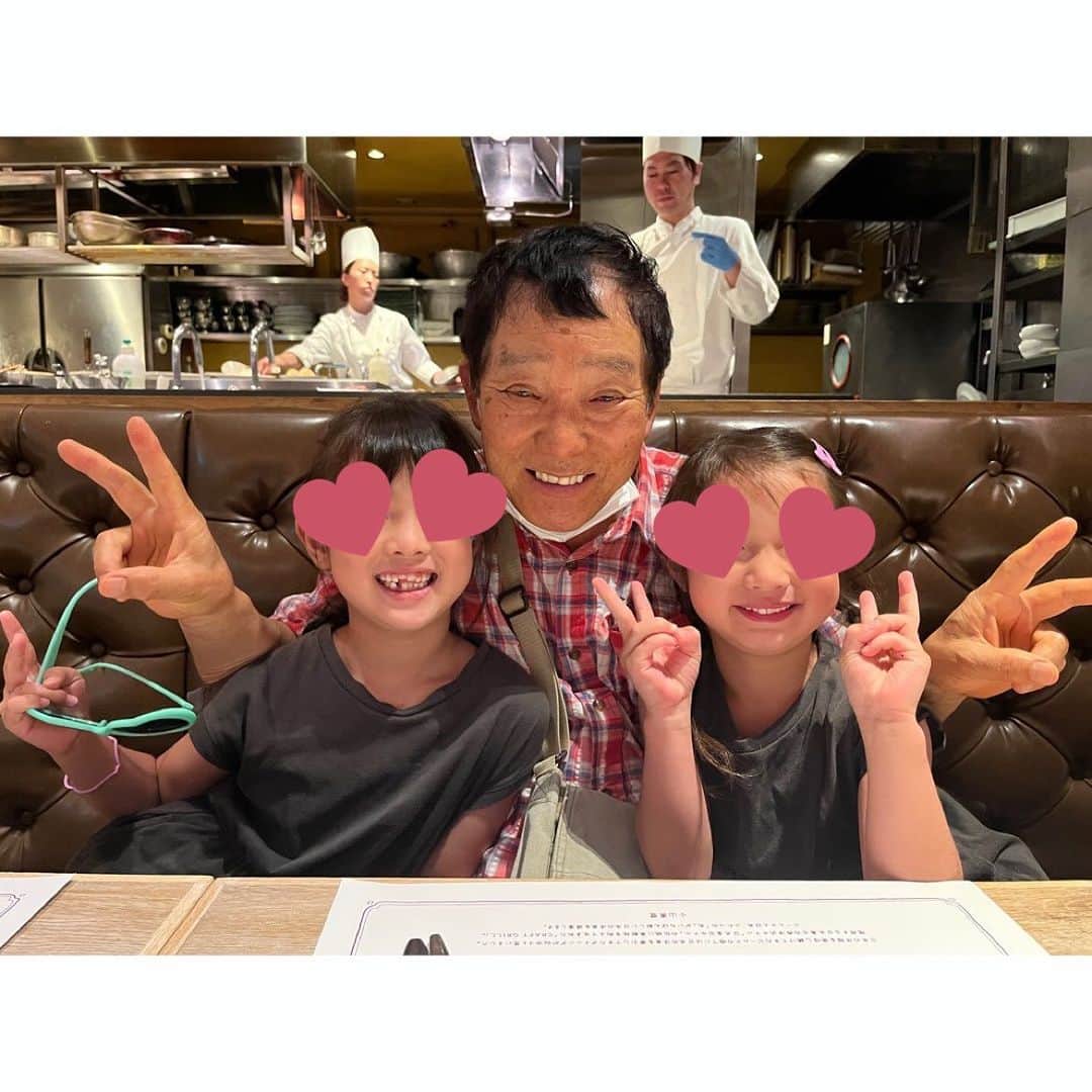 望月みさのインスタグラム：「大叔父のお誕生日⭐️ 今年は新宿のお店でお祝いしたので、ついでに噂の歌舞伎町タワーを見に行ってみました🏢  タピオカを食べながら歌舞伎町を歩く2人の姿は完全にGAL😂 歌舞伎町タワーでは太鼓の達人1回やってサクッと見学終了w ついでに、せっかくならゴジラを近くまで見に行ってみよう‼️と、ホテルのラウンジでお茶をして、その特権でゴジラを間近に拝みました😆w  子供が一緒だったからこそ、ゴジラの近くまで行ってみよう‼️となったのだれけど、これまで何年もそんな事を考えたことすらなかったので、新しい景色を見られてなのりのに感謝😆 近くで見ると発見がいっぱいだった‼️たまに聞こえるあの鳴き声の秘密も知ったよ♬  お誕生日おめでとう🎂いつもありがとう☺️  #時差スタグラム　#今なら暑くてゴジラとか見てられないかも🤣 #歌舞伎町タワー　#東宝ゴジラ　#⭐️」