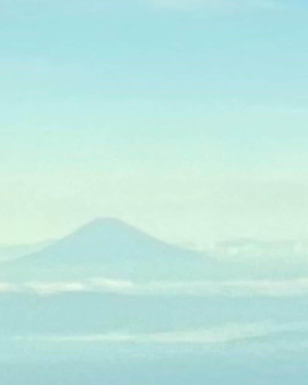 キャシー中島さんのインスタグラム写真 - (キャシー中島Instagram)「*  ただいま❣️ 帰ってきました東京❤️ 朝6時半に羽田空港に着きました。 遠くに見える富士山 何でだろう富士山を見つけると嬉しい❣️  大急ぎで家に帰りシャワーを浴びて、 まずはファッションミーティング❗️ 来年の2月のファッションです❤️ 8月もファッションのオンエアーありますよ。 8/7の10時からと21時からの2回です‼️ 見てね。  12時からは銀座で打ち合わせ、  2時半からは三茶に戻りレッスンです。  そして夕方、 ヒロシジィと一緒に横浜みなとみらいへ来ました。 仲間と花火を見ます❣️  ランドマークの68階でゆっくりとお食事をしながら 花火を見ます♪  コロナの前には毎年同じ仲間と花火を楽しんだのに‼️  今回は4年ぶりの豪華な花火です❤️  橋の上に人がたくさん⁉️  公園にもすごい人です  30分の豪華なショー❣️  ストーリーがあって綺麗な30分間のレビュー。  素晴らしいの一言です❤️  いつもの仲良しさんと❣️  …でも私昨日はベトナムに居たのよね 我ながらタフです❤️」7月31日 23時22分 - official_kathynakajima