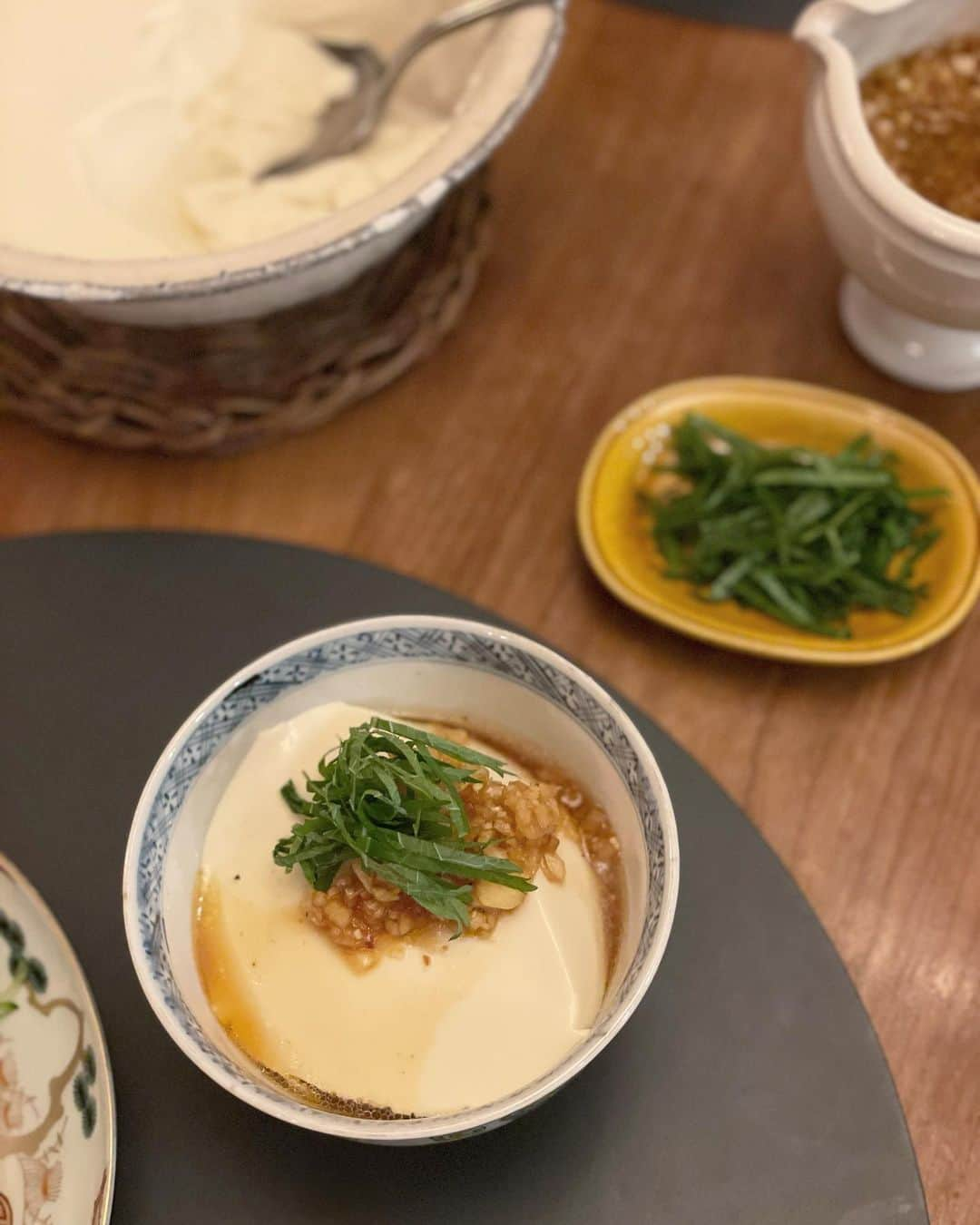 松見早枝子さんのインスタグラム写真 - (松見早枝子Instagram)「今夜は息子の勝負飯につき、スタミナが付く#ポークステーキ に、リクエストの#リゾット 🥄 ・ ポークステーキは、塩こしょうして、仕上げに#自家製柚子胡椒 と無塩バターを入れた簡単ソースで。 ・ リゾットは毎日でも良いくらい好きなのだそう😅 今日は昨夜のミネストローネを活用し、#トマトリゾット に🍅 ・ 勝負飯の割には手抜きだったな😅 ・ あとは、夏になってマイブームの#豆腐花 #トウファ ❗️ ・ ゆるーいゆるーい自家製豆腐で、おかずにもデザートにもできます😊👌 ・ 今日は、先日ご紹介させて頂いた#黒酢玉ねぎだれ に、生姜のみじん切り🫚と自家製ラー油🌶️を加えたピリ辛だれで。 ・ 自家製柚子胡椒も自家製ラー油も、もうすぐ、毎年9〜10月にレッスンをするので、ご興味ある方はぜひTroncにご参加くださいね😙🩶 ・ うちは照明が暗くオレンジ色なので、どうしても夜ごはんが美味しそうに撮れない、、😂 ・ ・ #うちごはん #おうちごはん #粮理家 #ウェルネスフードスタイリスト #松見早枝子」7月31日 23時32分 - saekomatsumi