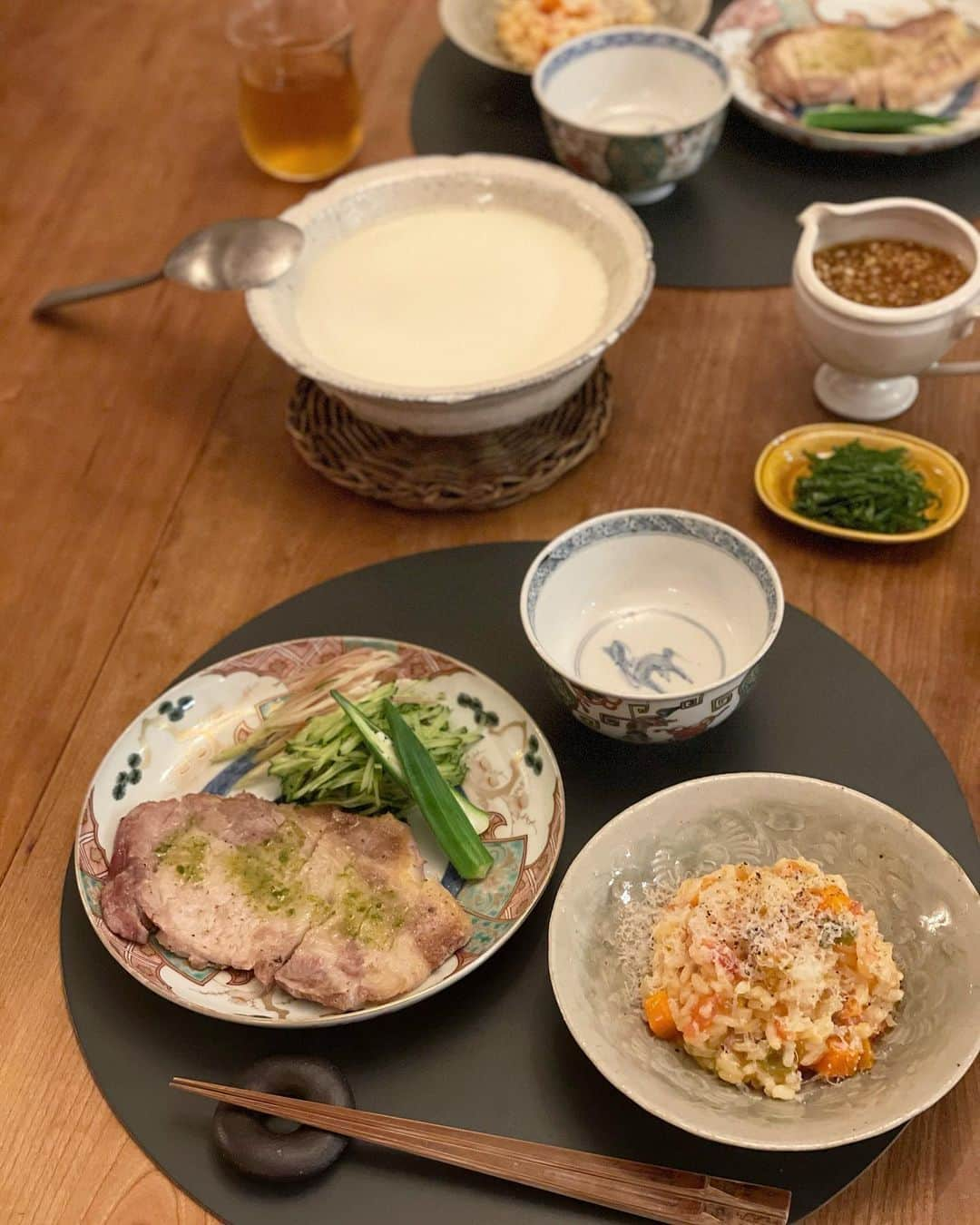 松見早枝子さんのインスタグラム写真 - (松見早枝子Instagram)「今夜は息子の勝負飯につき、スタミナが付く#ポークステーキ に、リクエストの#リゾット 🥄 ・ ポークステーキは、塩こしょうして、仕上げに#自家製柚子胡椒 と無塩バターを入れた簡単ソースで。 ・ リゾットは毎日でも良いくらい好きなのだそう😅 今日は昨夜のミネストローネを活用し、#トマトリゾット に🍅 ・ 勝負飯の割には手抜きだったな😅 ・ あとは、夏になってマイブームの#豆腐花 #トウファ ❗️ ・ ゆるーいゆるーい自家製豆腐で、おかずにもデザートにもできます😊👌 ・ 今日は、先日ご紹介させて頂いた#黒酢玉ねぎだれ に、生姜のみじん切り🫚と自家製ラー油🌶️を加えたピリ辛だれで。 ・ 自家製柚子胡椒も自家製ラー油も、もうすぐ、毎年9〜10月にレッスンをするので、ご興味ある方はぜひTroncにご参加くださいね😙🩶 ・ うちは照明が暗くオレンジ色なので、どうしても夜ごはんが美味しそうに撮れない、、😂 ・ ・ #うちごはん #おうちごはん #粮理家 #ウェルネスフードスタイリスト #松見早枝子」7月31日 23時32分 - saekomatsumi