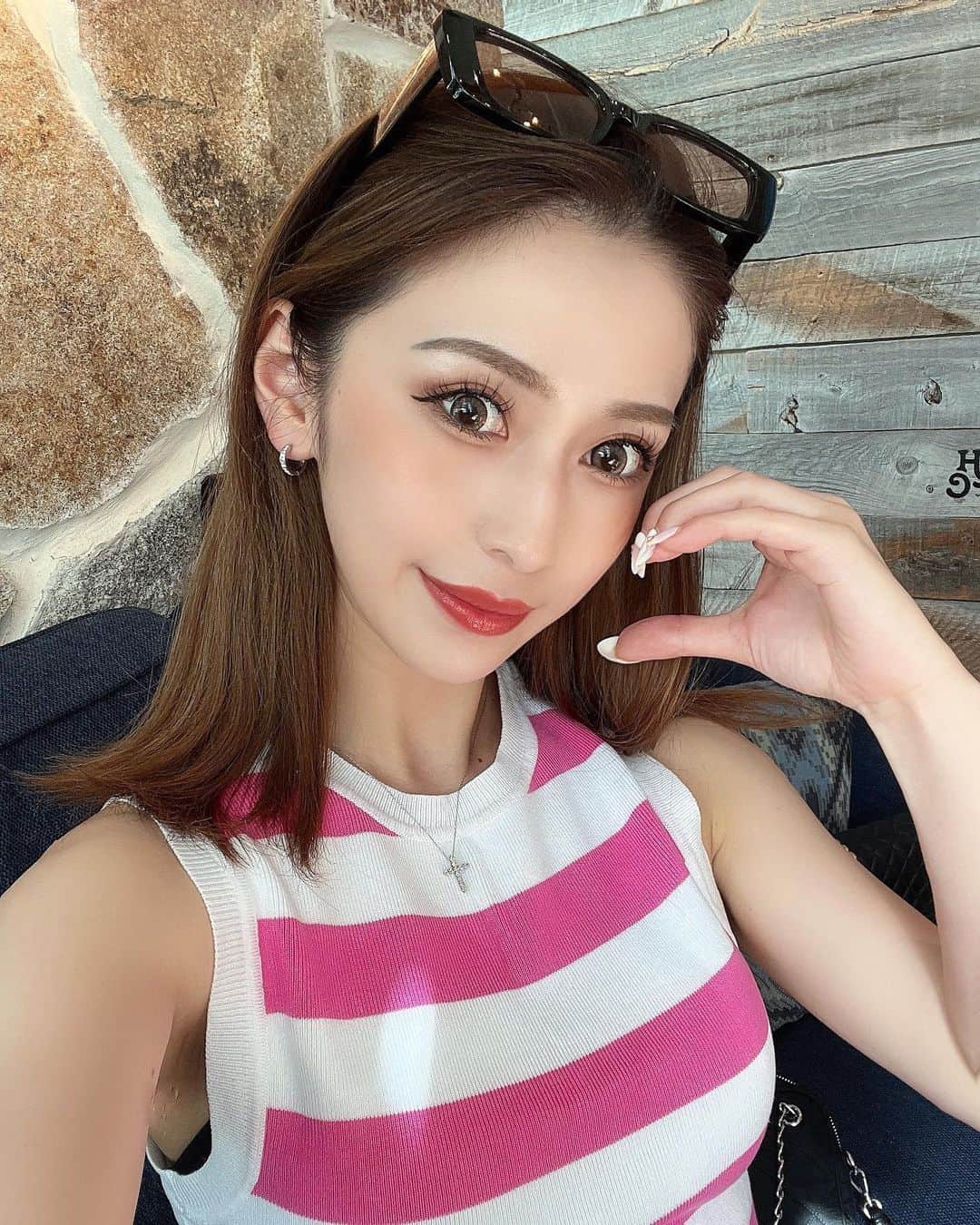 のインスタグラム：「みなとみらいの花火大会綺麗すぎて感動した~😢🎆🫧 30分で2万発は迫力ありすぎた👏 . . . . . 4年ぶりに行けて良かった🫶🏼✨ 都内の花火大会の中で1番すき!! . . . . . . #yokohama #hanabi #japan #me #code #ootd #fashion #summer #summervacation #lifestyle #instadaily #instagood #selfie #みなとみらい #みなとみらい花火大会 #花火大会 #横浜 #カメラ女子 #自撮り #セルフィー #夏コーデ #夏服コーデ #ファッション #ザラジョ #韓国ファッション #みなとみらいカフェ #カフェ巡り #都内イベント #花火好きな人と繋がりたい #いいね返し」