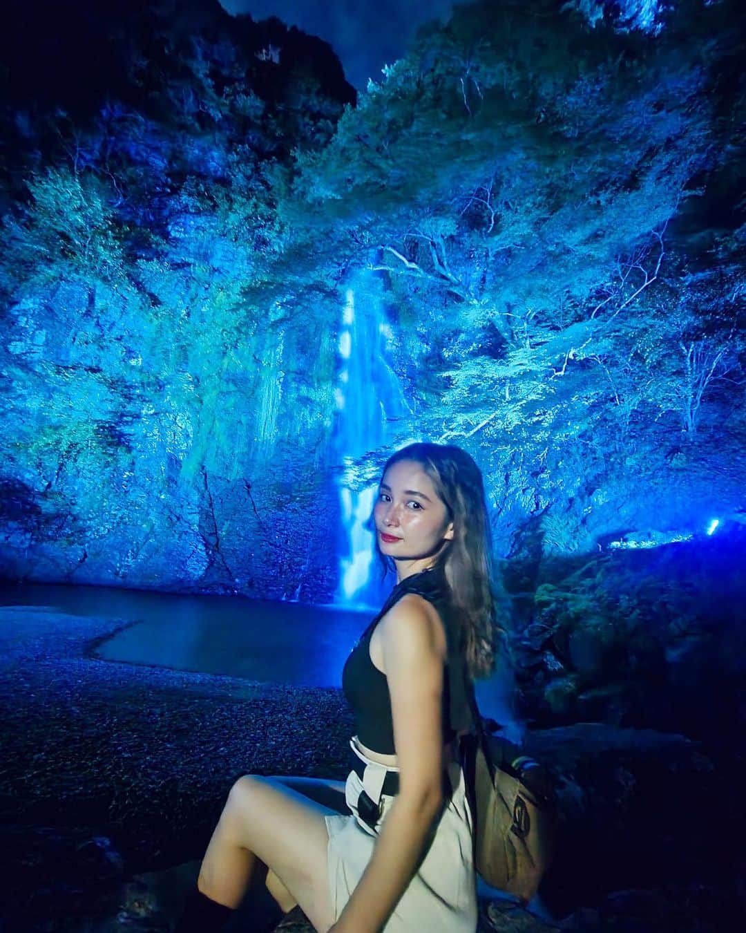 チアコマのインスタグラム：「最近SNS離れしがち🏕️🌱 半月ぶりくらいの投稿🌓😆  昨日箕面の滝、夜ライトアップしてたから行ってきた♡ 夜の滝っていつもとエネルギーが違ってなんかよかった！ 基本夜のエネルギーは好きじゃないけど なんかここは魅力的な感じした！  ほんと昼と夜って全然エネルギーかわるよな！😆 なんか箕面の滝の夜ワクワクするから行ってみて！ 日曜の19時半くらいかな？そこまで人多くなかったよ！」