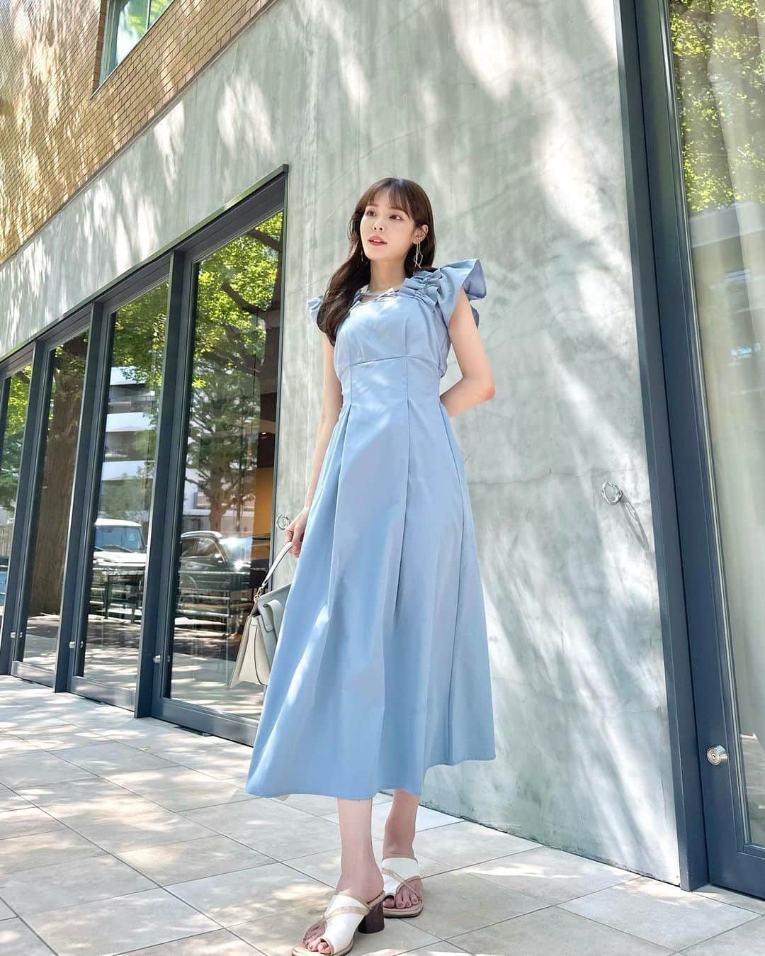 磯田 ひかる(Hikaru Isoda) のインスタグラム：「こんばんは🤍 1週間始まりましたね🫷  この日は涼し気なブルーのワンピ着てました🪽🪽 イヤリングは @u.plus_official  リボンモチーフが可愛くてお気に入り🎀  私はピアス空いていないのでイヤリングの種類豊富で助かってます🥹  【着用アイテム】 Earings @u.plus_official  ruban de fillette ¥7,000 税込  Dress @grl_official  Bag @polene_paris  Shoes @bridget_birkin   ------------------------------ picaru：162cm / 骨格ウェーブ 1st ブライトスプリング 2nd ブライトサマー  大人可愛いスタイルアップコーデ ヘアメイクを合わせた トータルスタイリングを提案🤍  不定期にストーリーで ファッションお悩み相談募集中🥰 ------------------------------  他の投稿を見る→【@picaruuu】」