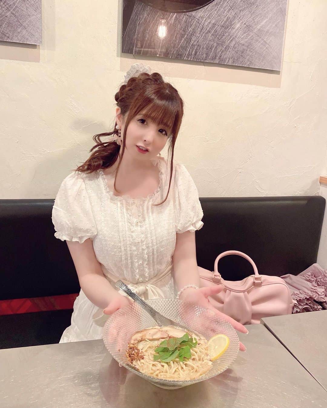 伊藤芽衣のインスタグラム：「グランバ期間は ばたばただったので、 ⁡ BASSANOVA 原宿店さんで @bassanova_harajuku  ⁡ 素早く つるっと食べられる ⁡ 暑すぎる夏の味方♡ ⁡ 冷製ラーメンを いただきました！ ⁡ 食欲ないときも ありがたい🥺♡ ⁡ 夏は 冷たい麺に限ります…！ ⁡ #原宿ランチ #バサノバ原宿 #原宿ラーメン #bassanova」