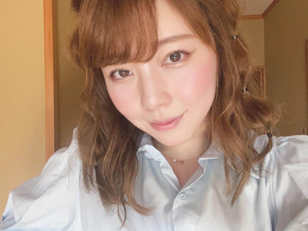 あやつるぽんのインスタグラム：「...本日2023年07月31日付で . . . 吉本興業との13年3ヶ月の契約が終了になります  一度はアイドルの夢を諦め 美容師の夢を追ったけど やっぱり自分が一番好きで やりたいと思った道を進むのが 最強でした！ 反対されるのわかってたので 何も言わずに 二冊分のオーディションを隅から隅まで受けた14年前 あの頃は自分の意見も近況も親に言わず 会話することも私はしてませんでした。 なので好き勝手してたので 両親はあまり私のライブに足を運んでくれることは無かったけど ずっと家にポスターは飾ってくれてました。 ある時を境目に沢山両親に話をするようになり ここ数年は劇場やラジオ祭り、私が出る遠方の営業に、ほぼ来てくれるようになり 少し認めてもらえた気がして 私はとても嬉しかったです。 両親の支えもありやってこれました。感謝です。 13年間、吉本興業で色々な経験をさせていただき 充実した日々を過ごせました。 立派な舞台でスポットライト浴びさせてもらえた経験は一生忘れません。 お世話になった皆様、本当にありがとうございました。  SNSはこれからも変わらず更新しますので よろしくお願い申し上げます⭐️ YouTubeでもまた会いましょうね！🌹  2023年7月31日 吉本興業所属 あやつるぽん！でした！」